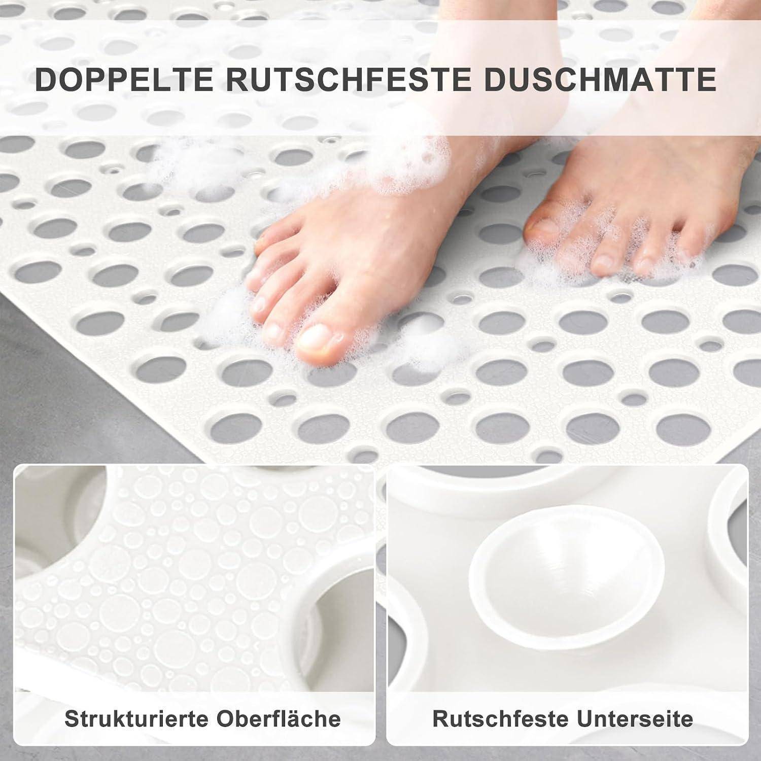 Promocional-Bild einer weißen Duschmatte auf nassen Fliesen mit bloßen Füßen; Text besagt „DOPPELTE RUTSCHFESTE DUSCHMATTE