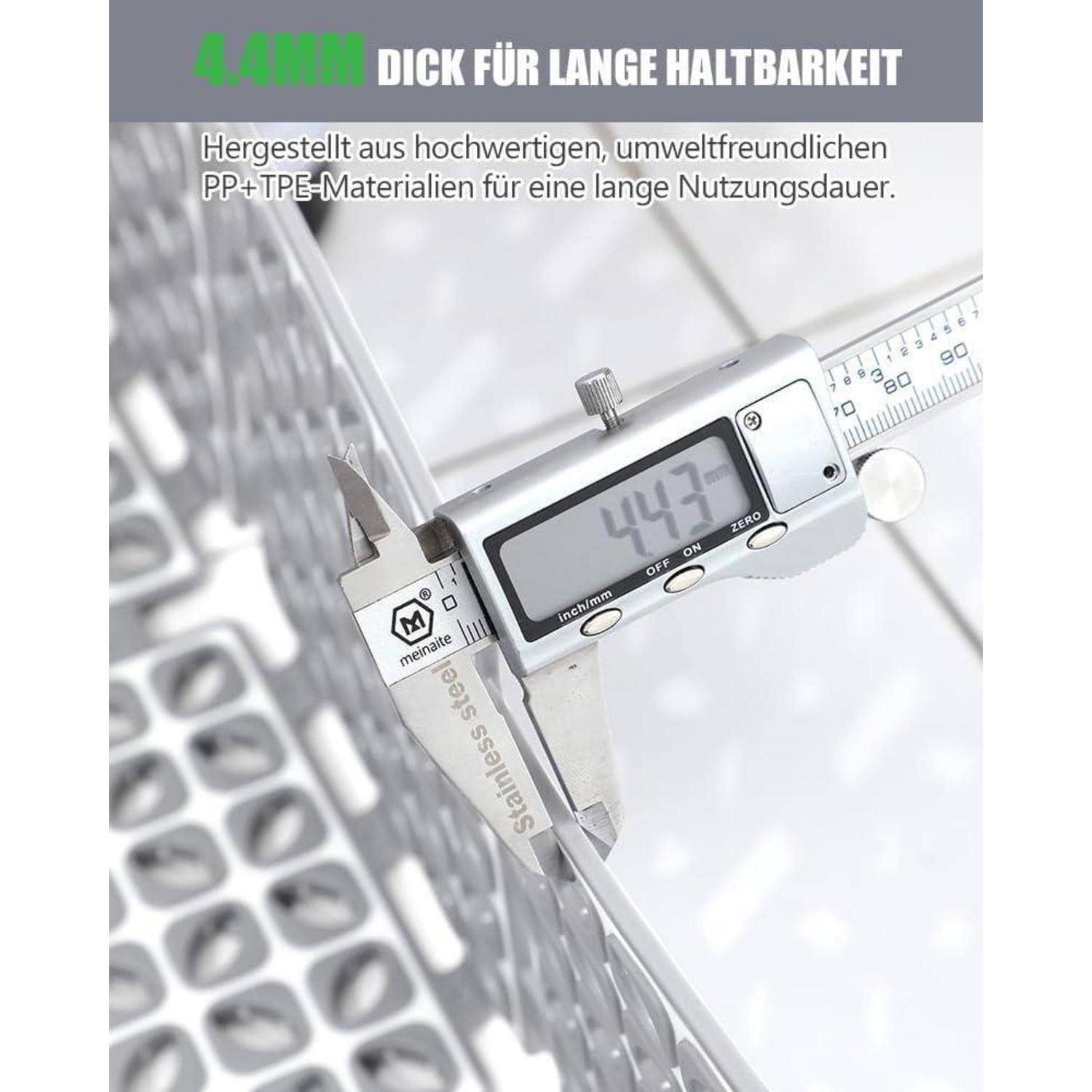 # Digitale Schieblehre misst eine perforierte Metallfläche, mit deutschem Text, der 4 mm Dicke und langlebiges, umweltfreundliches PP+TPE-Material bewirbt.