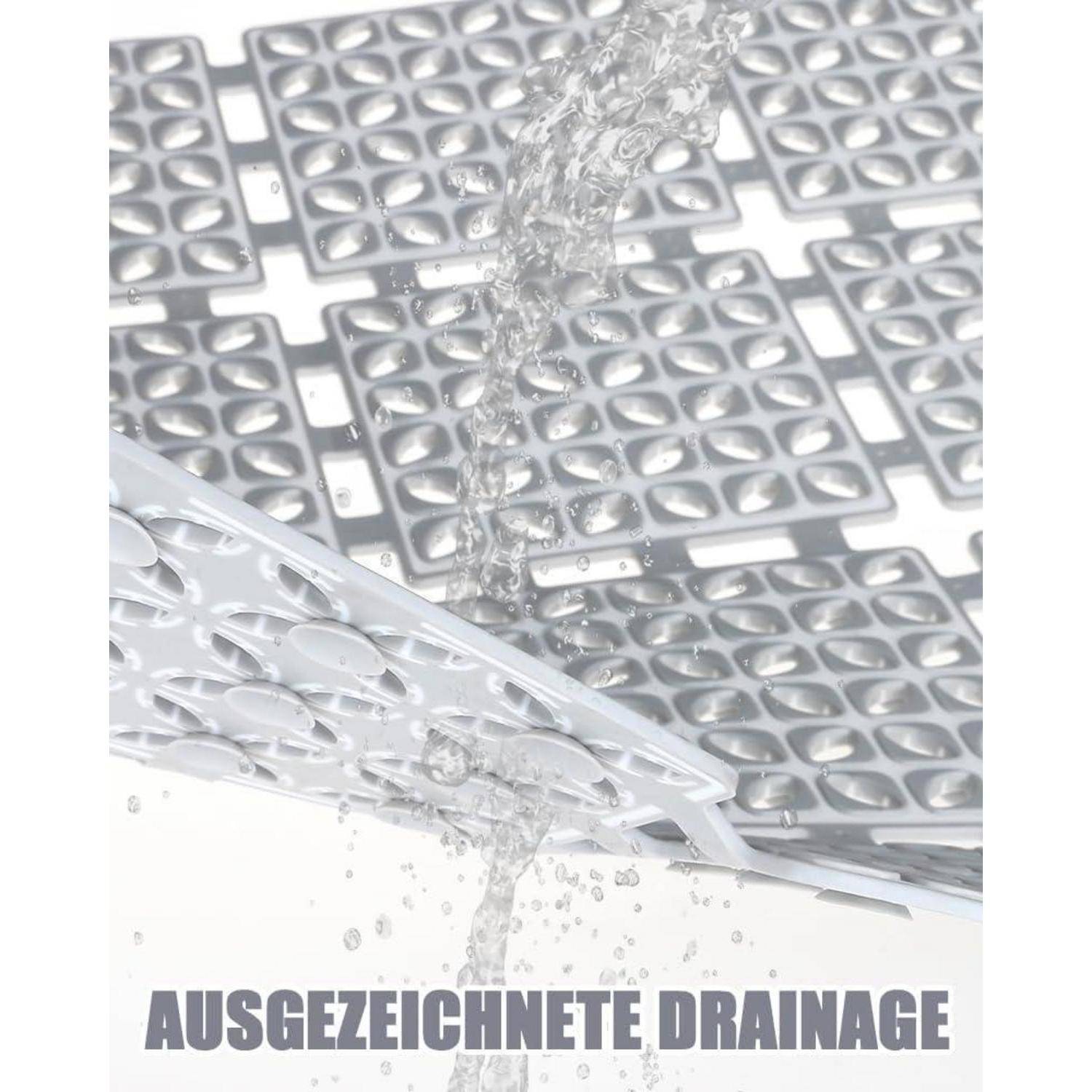 Nahaufnahme von Wasser, das durch eine silberne perforierte Oberfläche abfließt, mit dem deutschen Text „AUSGEZEICHNETE DRAINAGE" am unteren Rand.