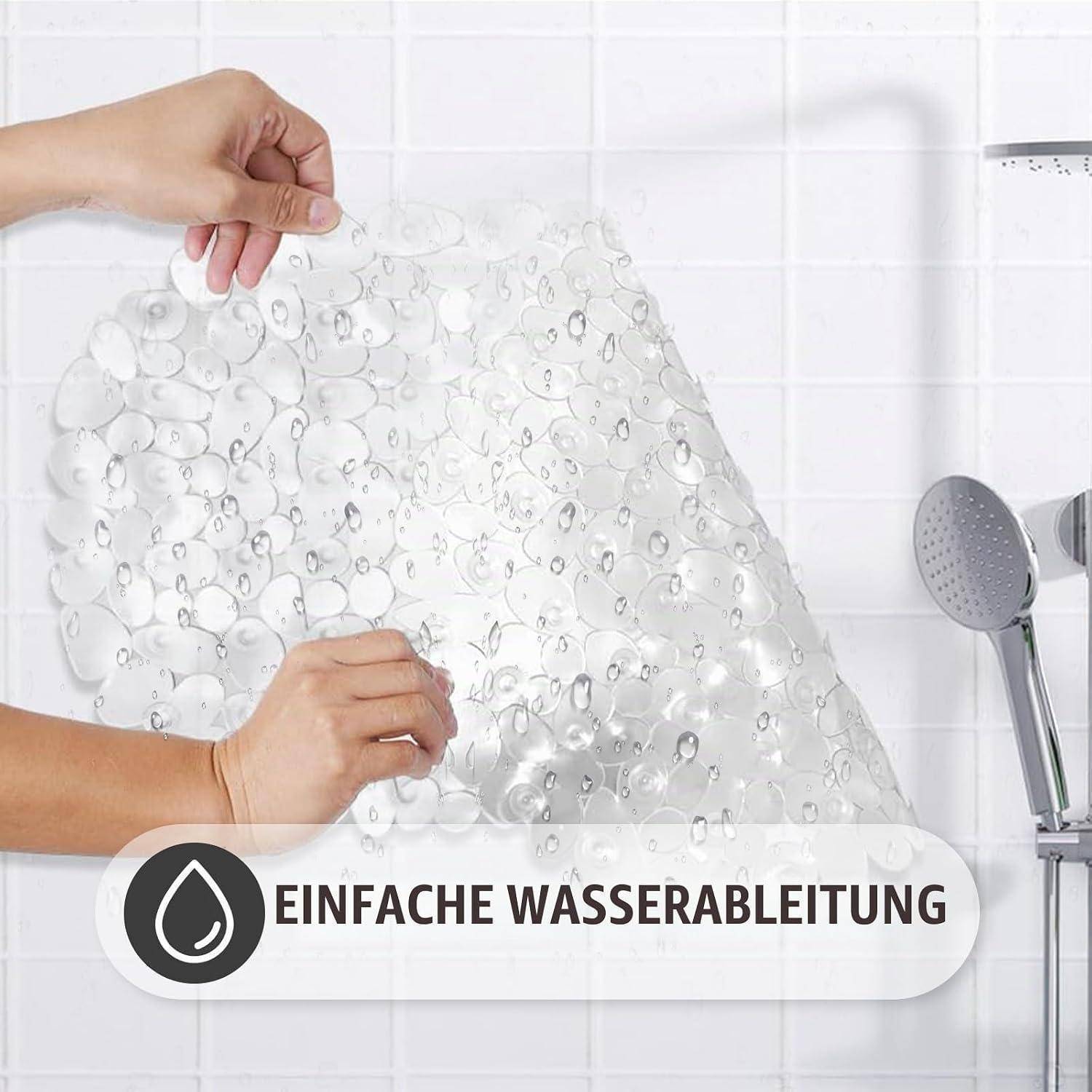 Hände halten eine transparente Saugnapf-Badewannenmatte gegen weiße Fliesen, mit Text „EINFACHE WASSERABLEITUNG