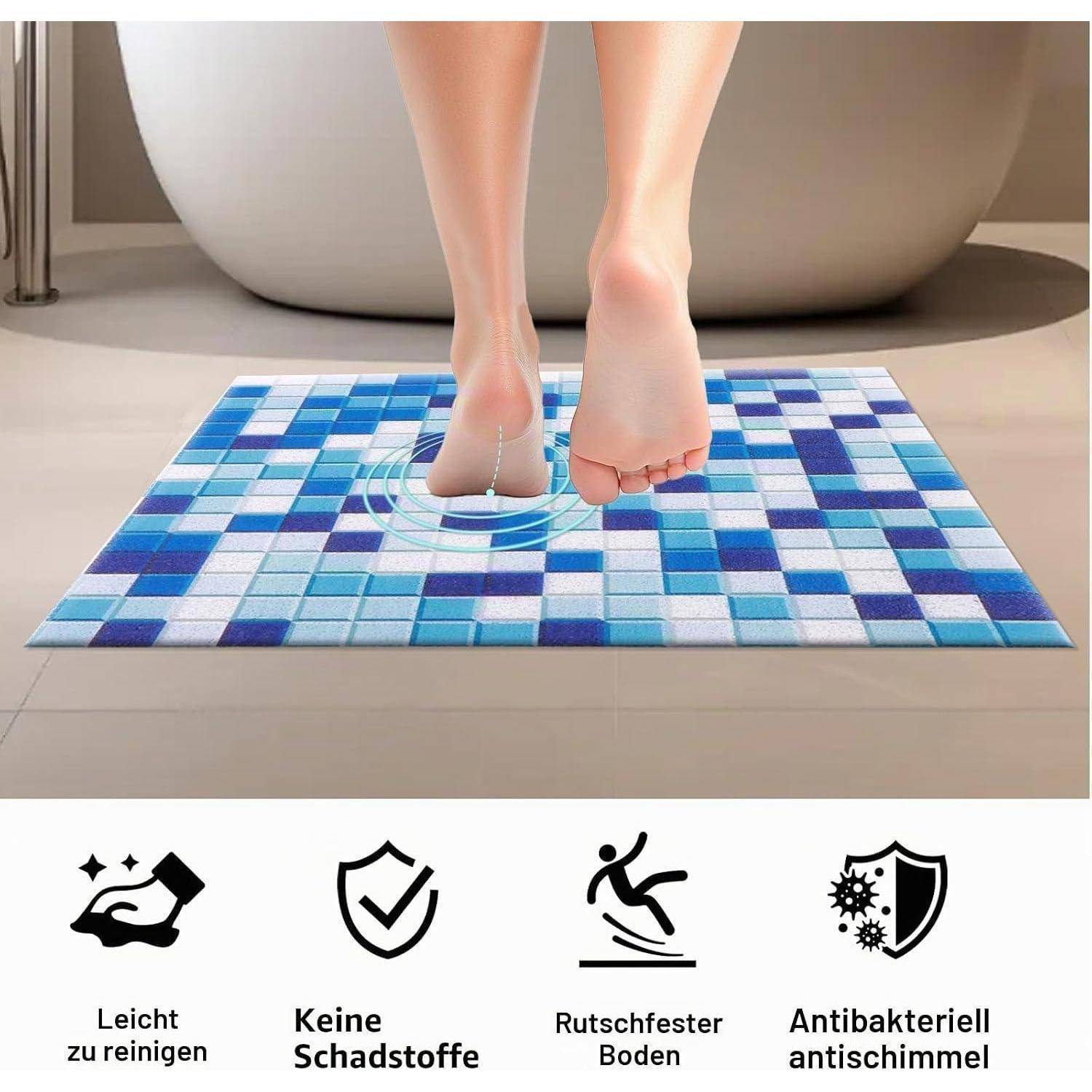 Füße stehen auf einer blau karierten Badmatte im Badezimmer; Symbole darunter zeigen, dass sie leicht zu reinigen, ungiftig, rutschfest und antibakteriell ist.