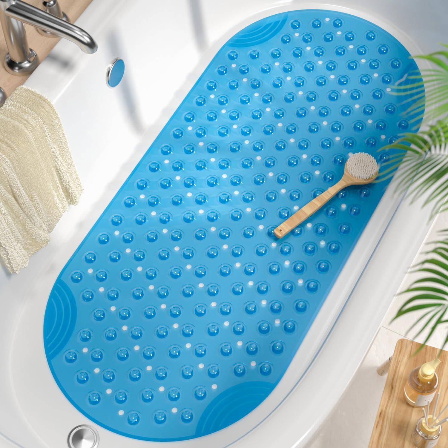 Blauefarbener rutschfester Badezimmermatte in einer Badewanne, mit einer hölzernen Bürste darauf platziert.