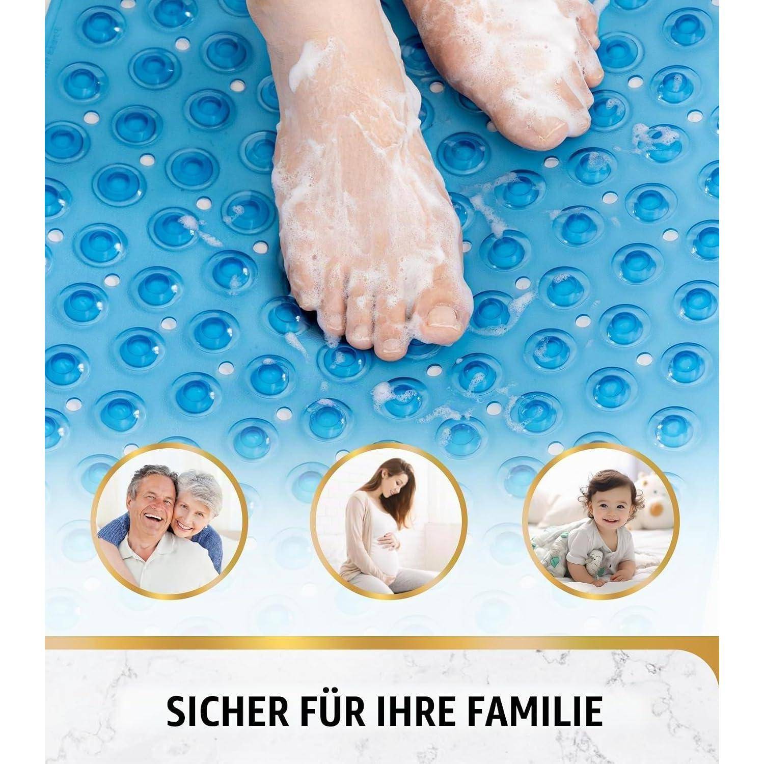 Nackte Füße auf einer blauen rutschfesten Badmatte über Familienfotos, mit deutschem Text „SICHER FÜR IHRE FAMILIE