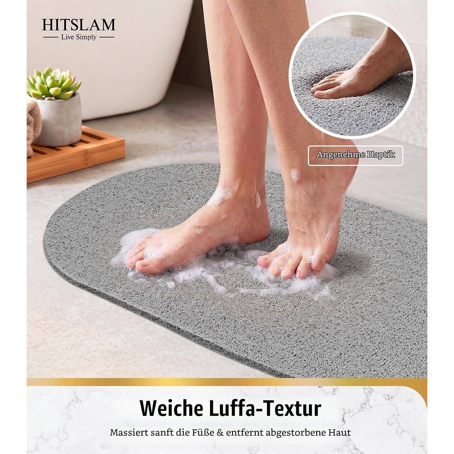 Füße auf einer grauen Badematte mit Luffa-Textur, dargestellt als weich und peelend; die Einblendung sagt „Angenehme Haptik" und der Text lautet „Weiche Luffa-Textur"".