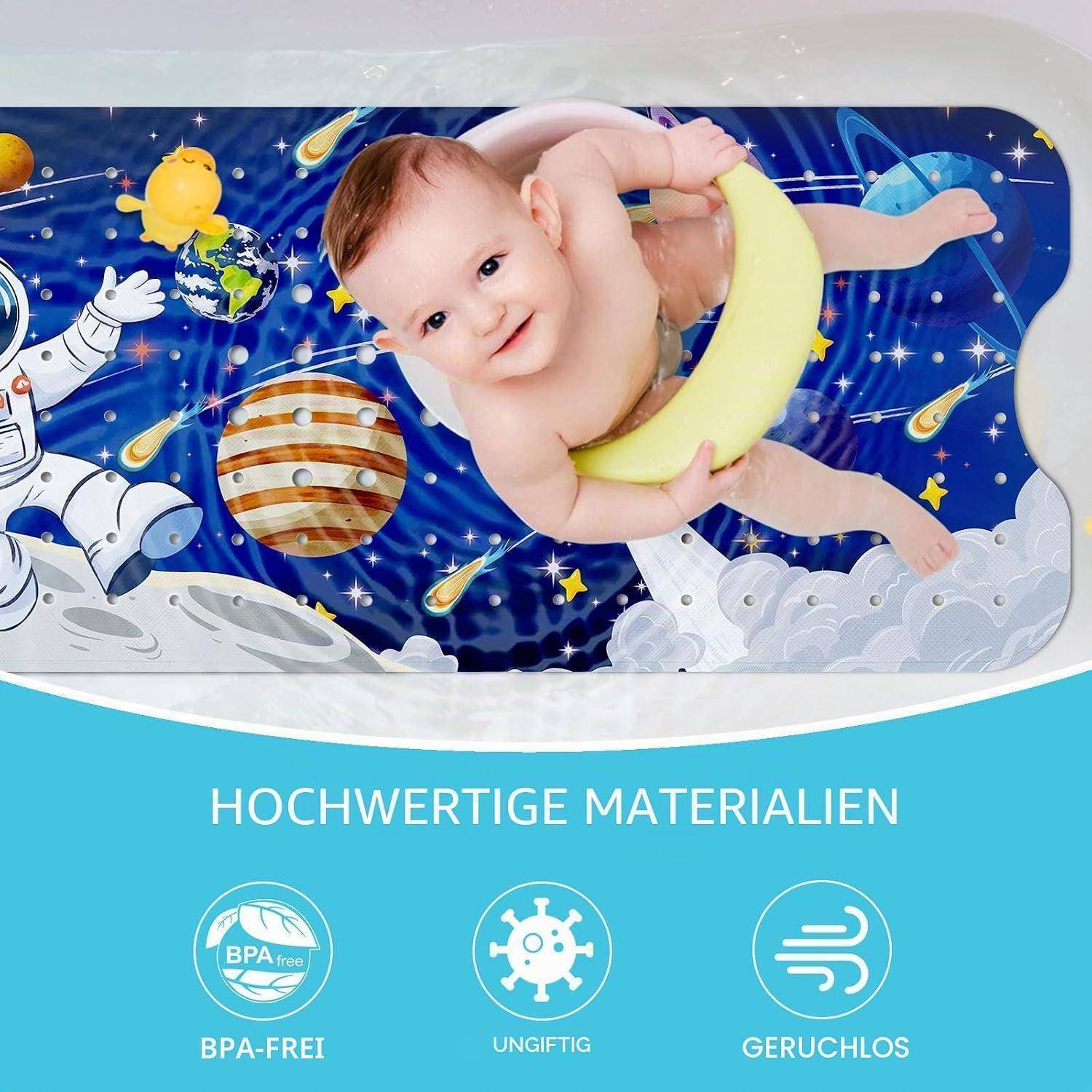 Ein Baby schwebt in einem sichelförmigen Schwimmring in einer Weltraum-Themen-Bademattenanzeige, mit Text darunter, der liest „HOCHWERTIGE MATERIALIEN