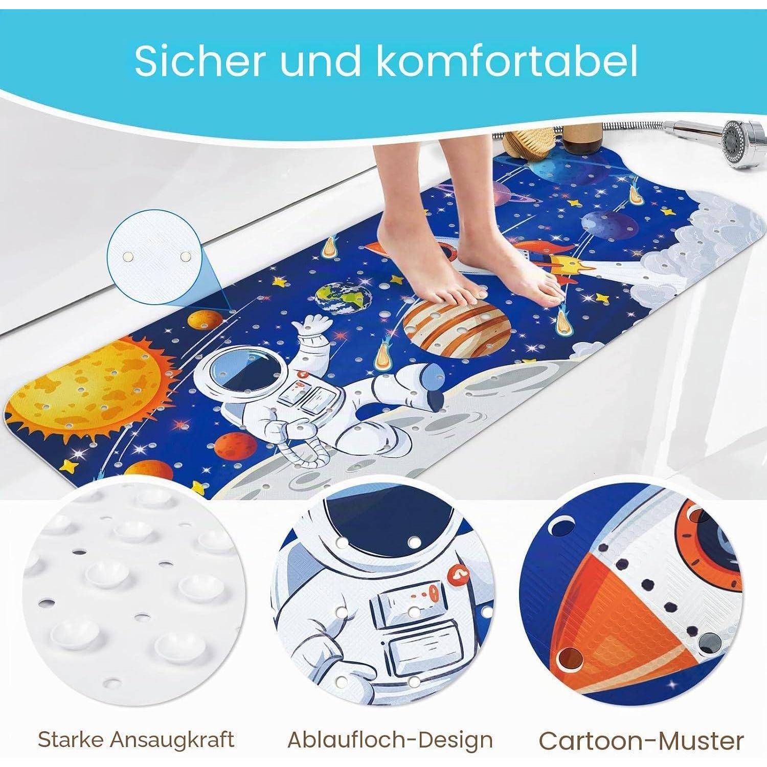 # Badematte im Weltraum-Design mit Astronaut und Planeten, gezeigt unter den Füßen in einer Wanne; Text sagt „Sicher und komfortabel