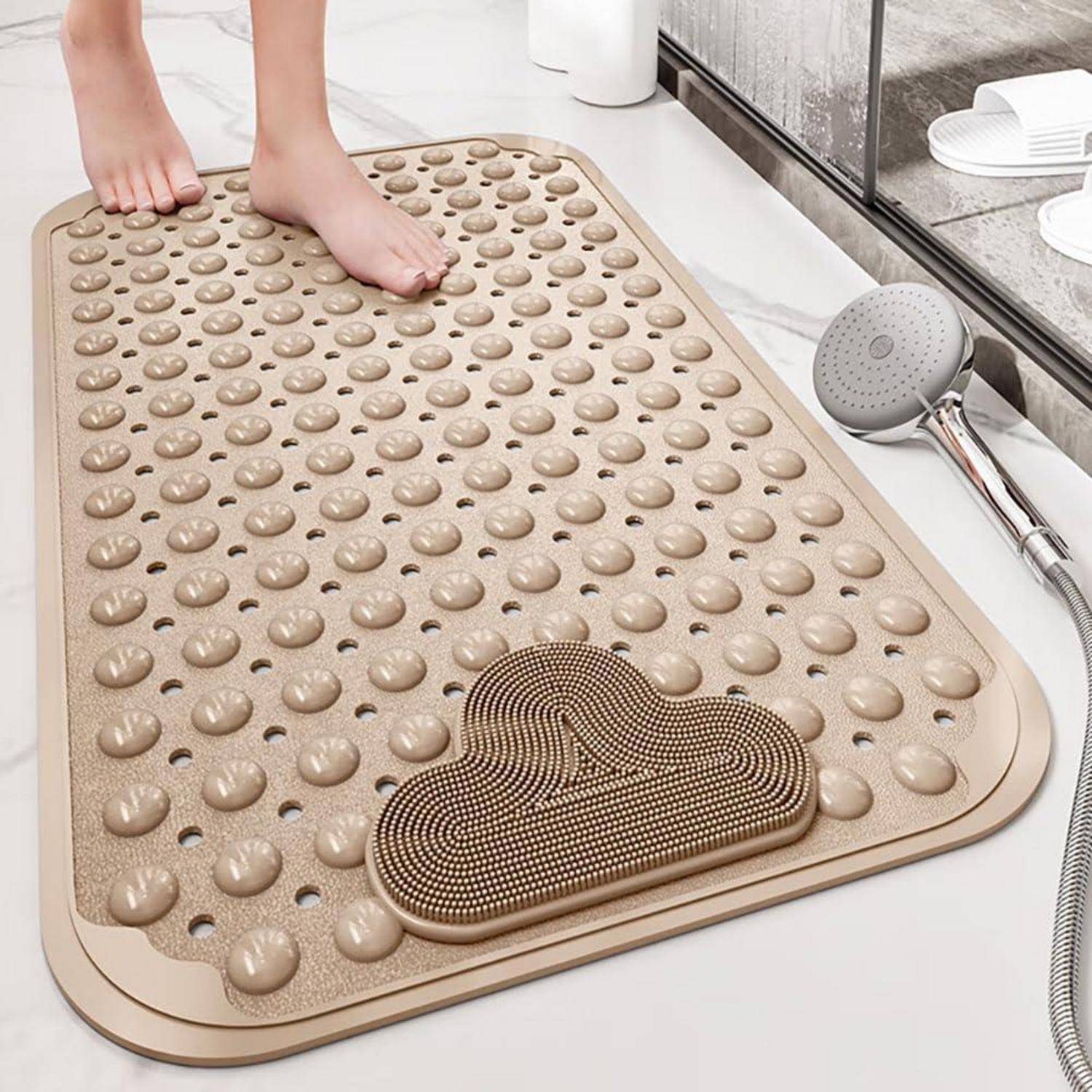 Füße, die auf einer beigen Gummibadematte mit erhabenen Massagenoppen neben einem Duschkopf in einem Badezimmer stehen.