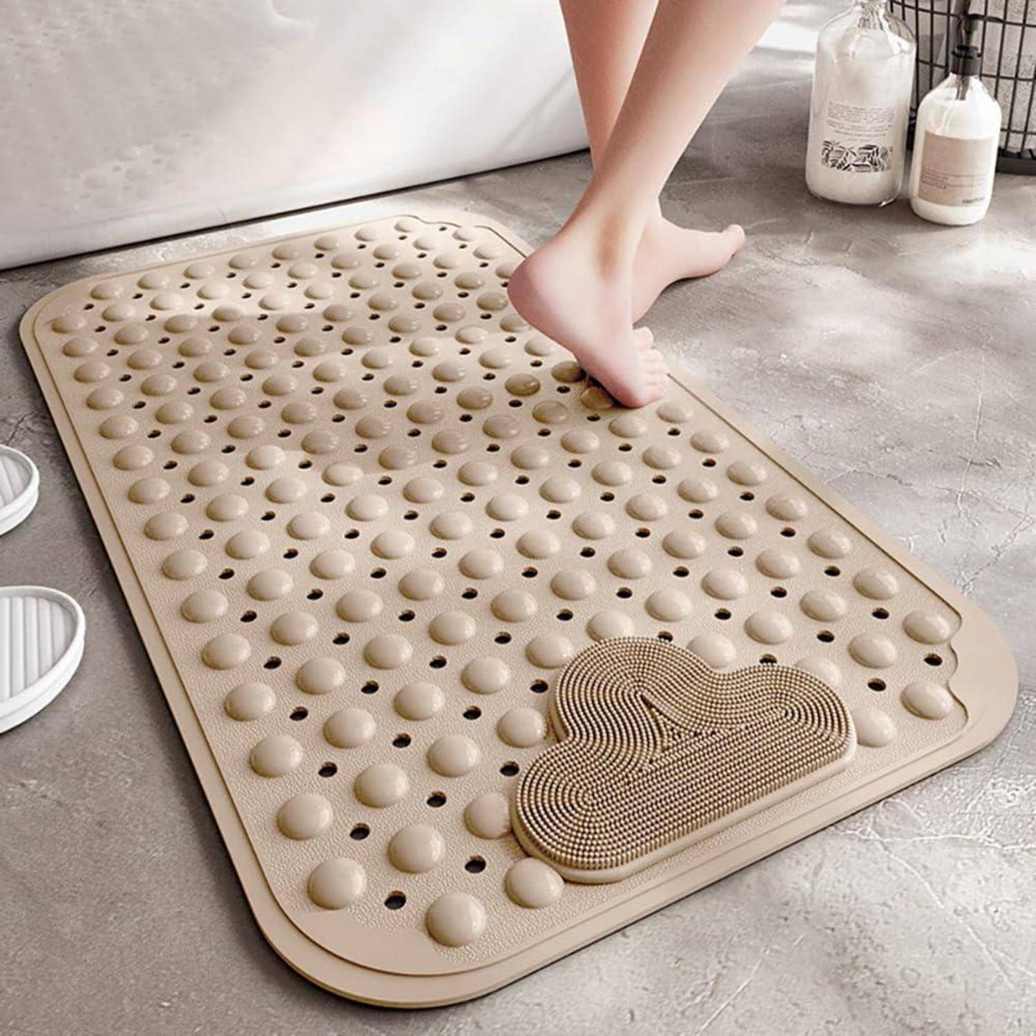 Eine Person drückt einen Fuß auf eine beige strukturierte Massagematte mit erhabenen Noppen und ein fußförmiges Akupressur-Pad in einem Badezimmer- oder Schlafzimmer-Setting.