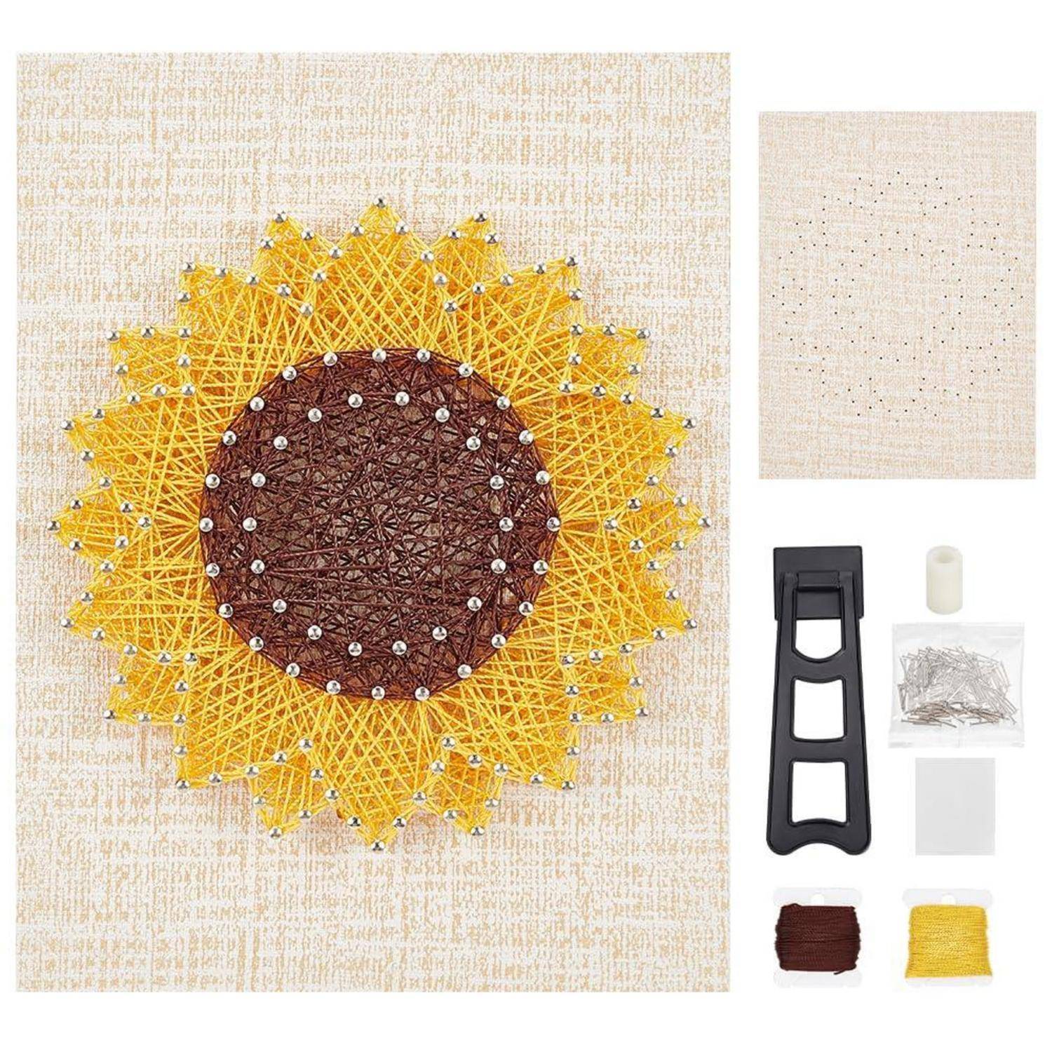 DIY-Fadengrafik-Set mit einem sonnenblumenähnlichen Muster auf einer Leinwand, mit Vorlage und enthaltenen Werkzeugen, Faden, Stiften und Materialien.