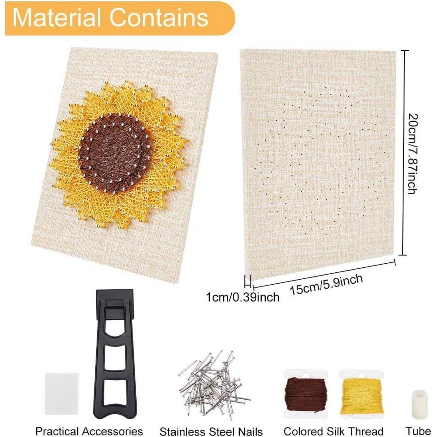 Materialinhalt für ein Sonnenblumen-Bastelset: beiges Stoffpaneel mit Sonnenblumenstickerei, Rückansicht, schwarzes Werkzeug, Edelstahlnägel, braunes und gelbes Seidenband, und kleines Zubehörteil.