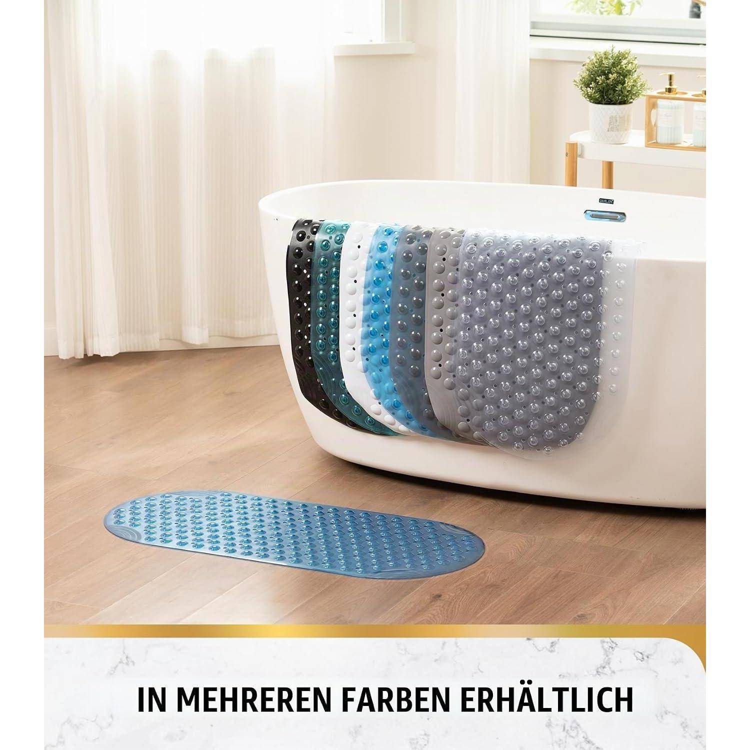 Weiße Badewanne mit mehreren strukturierten Badematten in verschiedenen Farben, mit einer passenden Matte auf dem Boden und deutschem Text „IN MEHREREN FARBEN ERHÄLTLICH