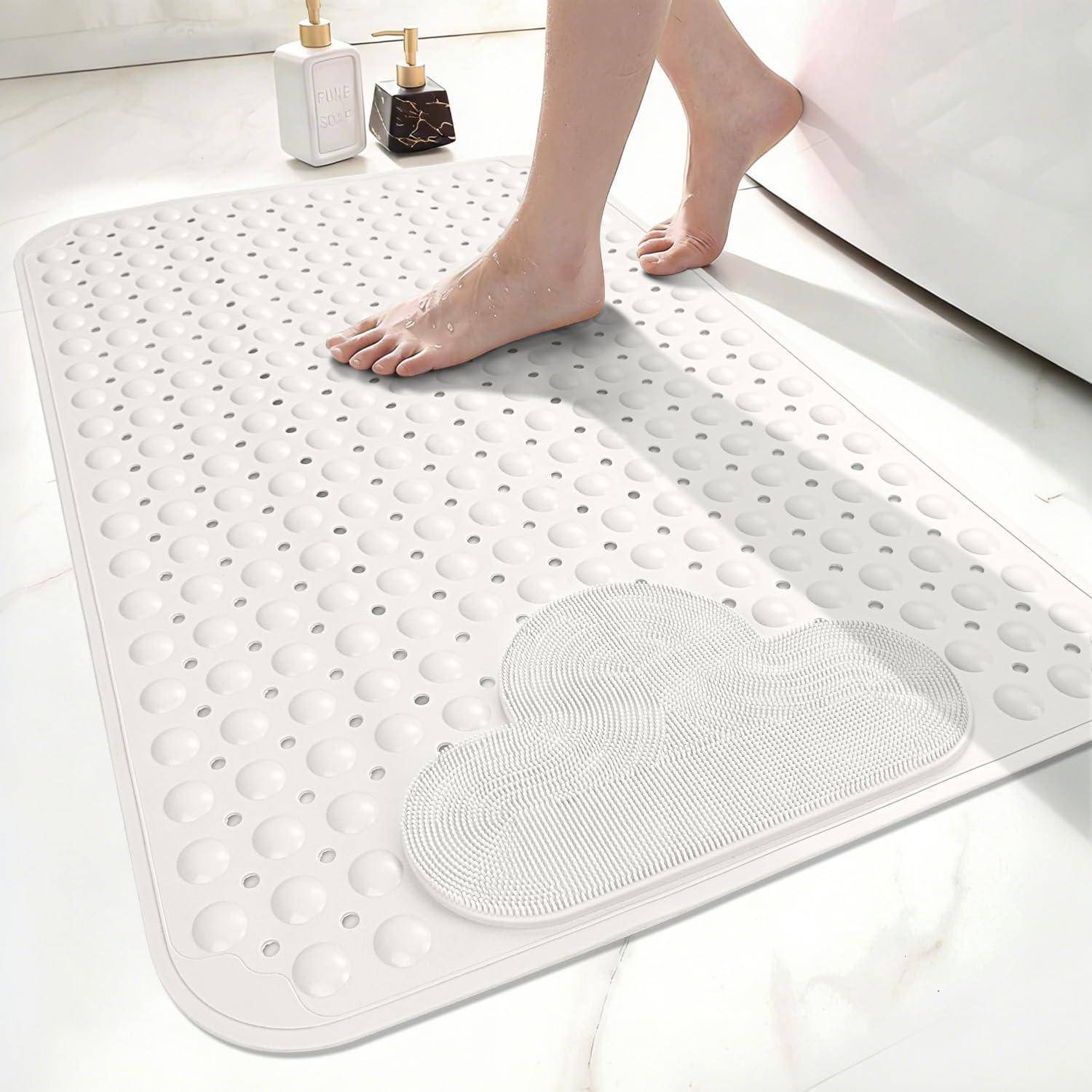 Person, die auf einer weißen strukturierten Badmatte in einem Badezimmer neben einer Dusche oder Badewanne steht, mit Toilettenartikeln im Hintergrund.
