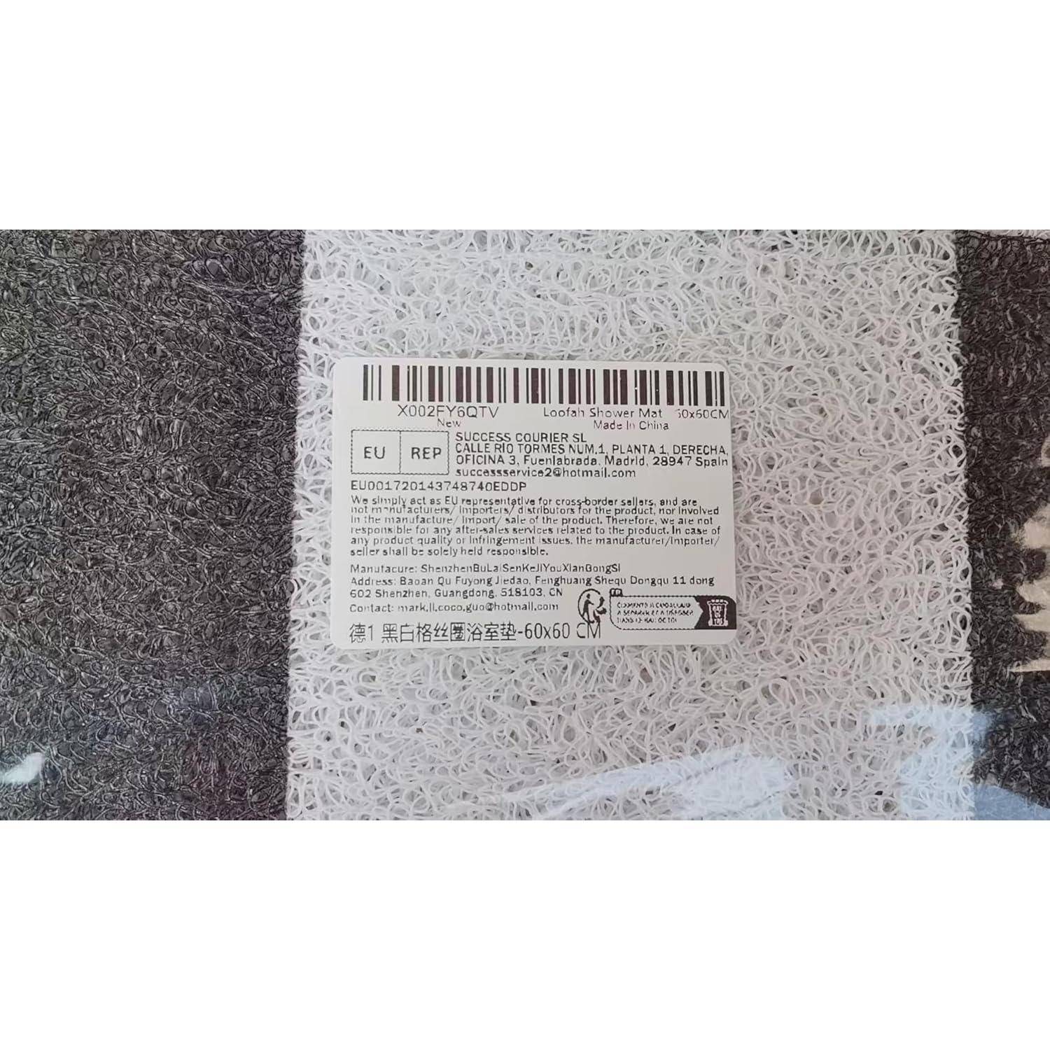 Etikett auf einer Mustermatte mit Barcode, Produktcode und kleingedruckten Hersteller- und EU-Vertreterdetails.