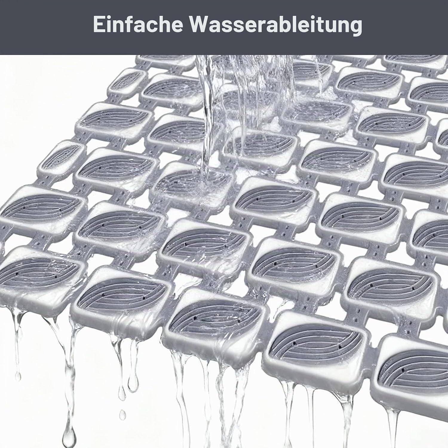 Nahaufnahme eines Wasserbehälters mit Wasser, das durch viele quadratische Öffnungen fließt; Text oben lautet „Einfache Wasserableitung".