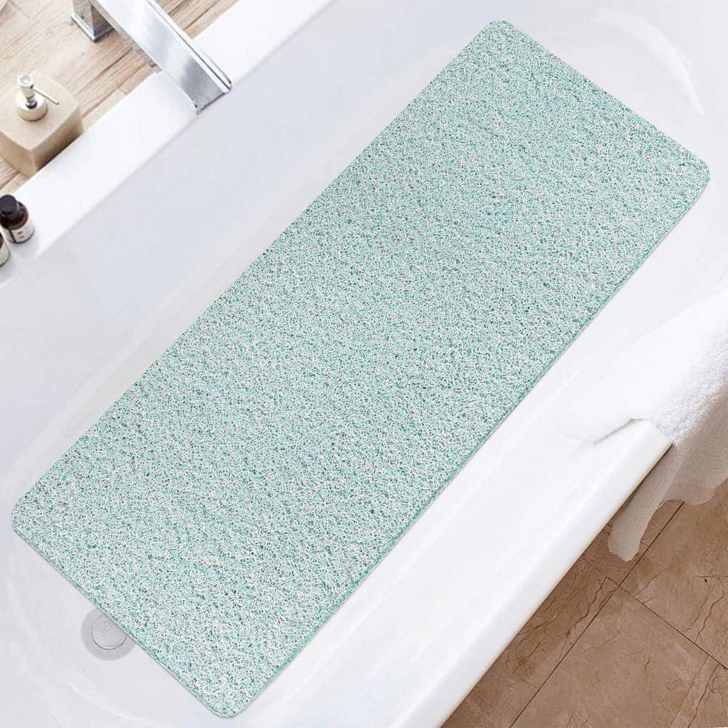 Rechteckige rutschfeste Badewannenmatte diagonal in einer Badewanne platziert, blasses Aquamarin mit gesprenkelter Textur.