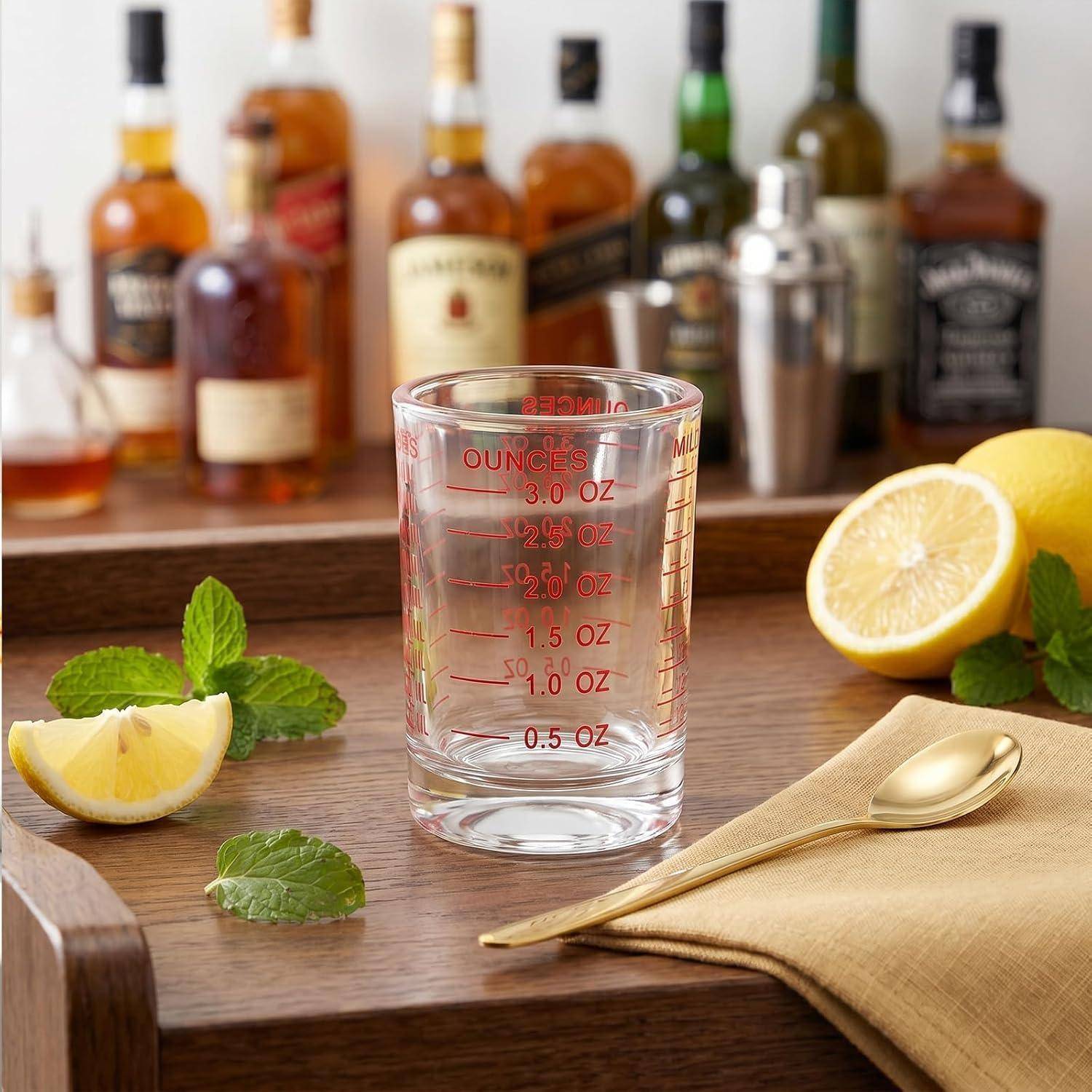 Klare Messbecher-Schnapsglas mit der Aufschrift 