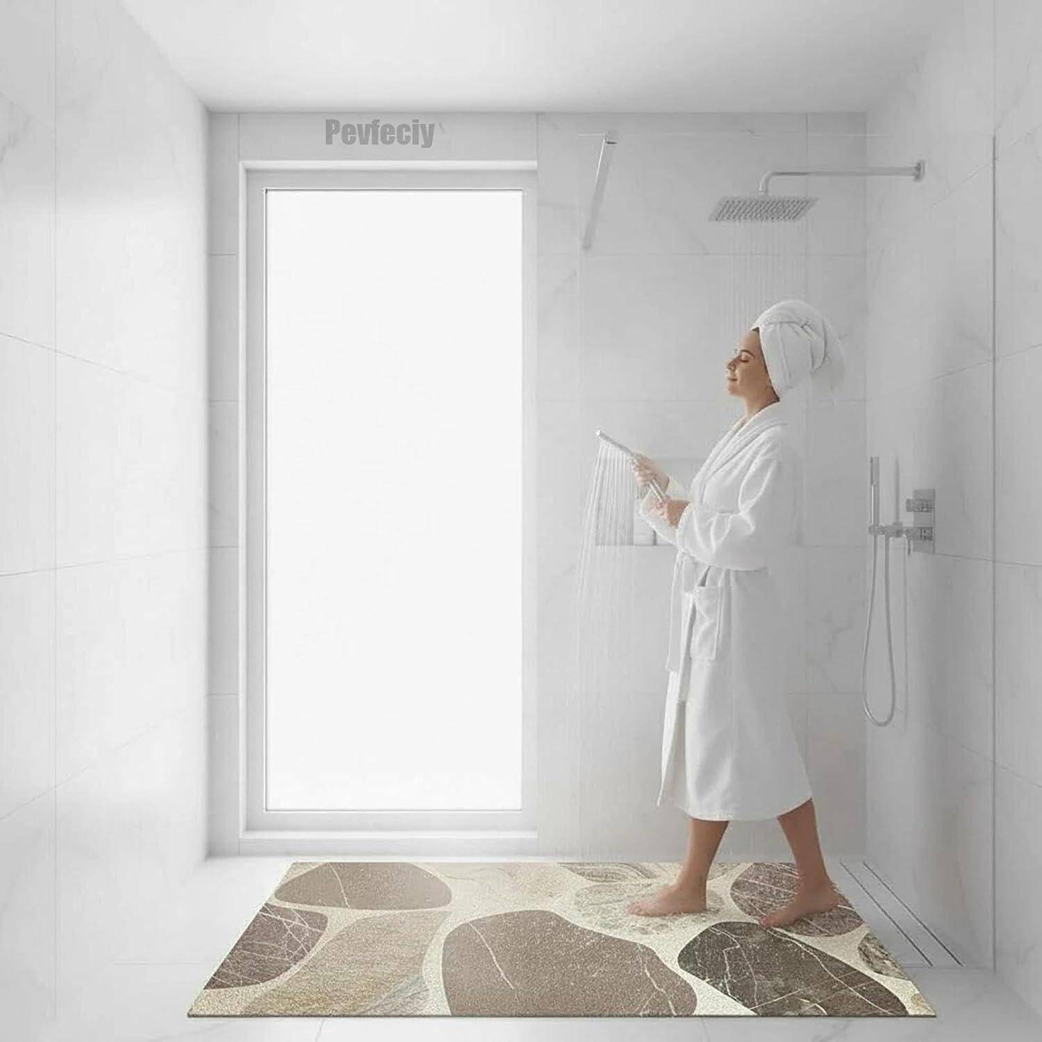 Eine Frau in einem weißen Bademantel und mit einem Handtuch um den Kopf gewickelt steht unter einer glänzenden modernen Dusche und hält einen Abzieher neben einer Glastür und einem Duschkopf.