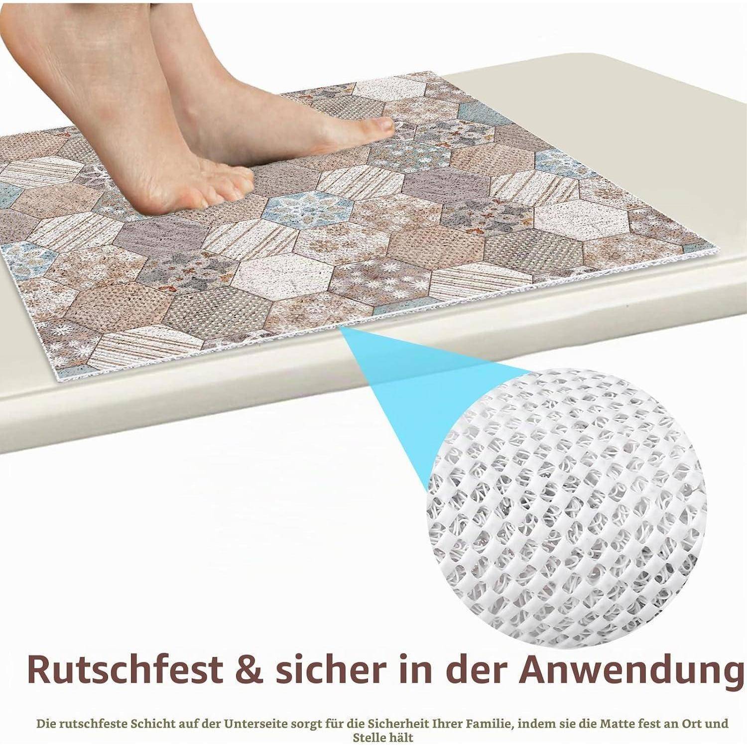 Barfüße stehen auf einer strukturierten rutschfesten Matte auf einer gefliesten Oberfläche, mit einer Nahaufnahme des Griffmusters und deutschem Text 'Rutschfest & sicher in der Anwendung'.