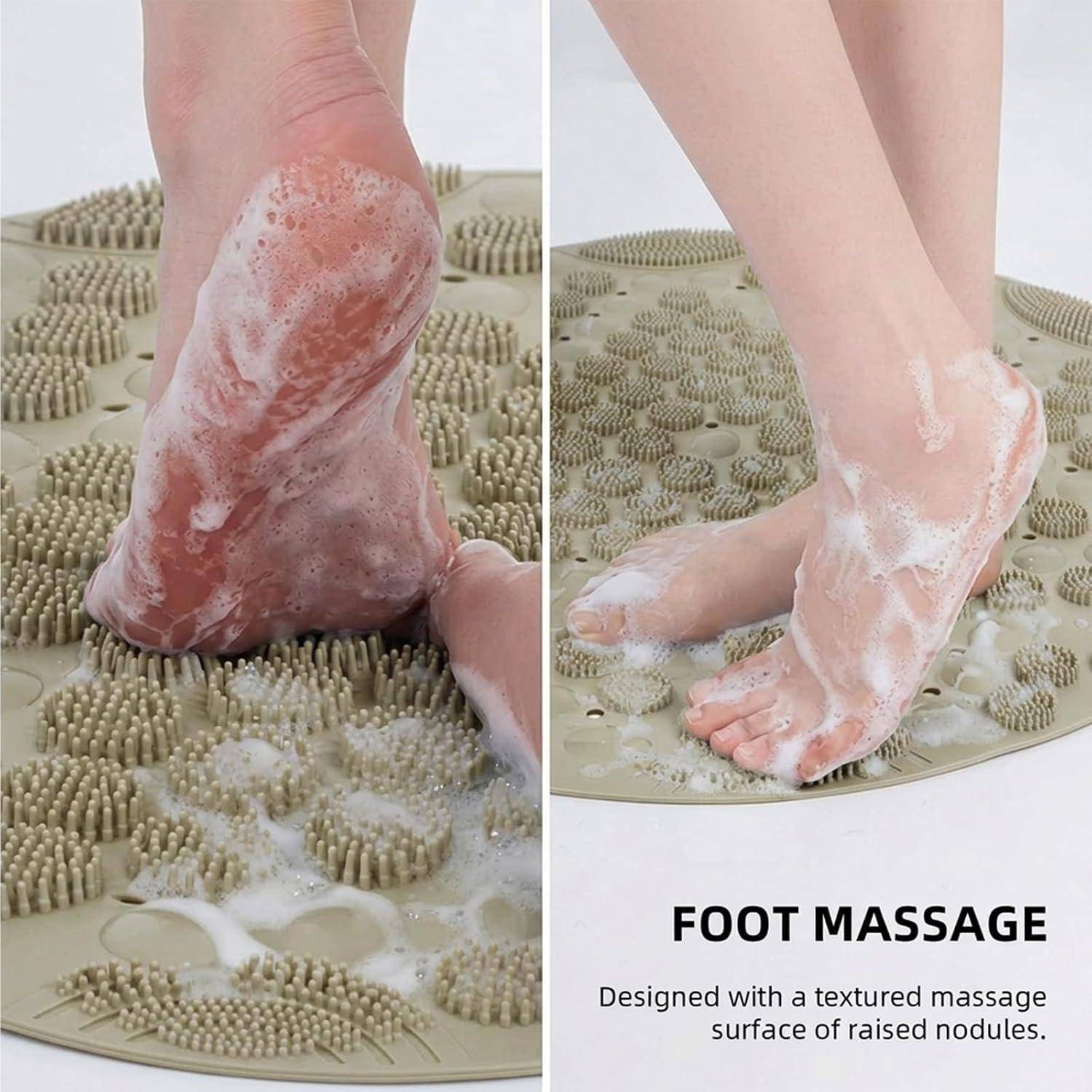 Geteiltes Bild von Füßen mit Schaum auf einer strukturierten Fußmassagematte mit erhabenen Noppen; der Text lautet „FUSSMASSAGE