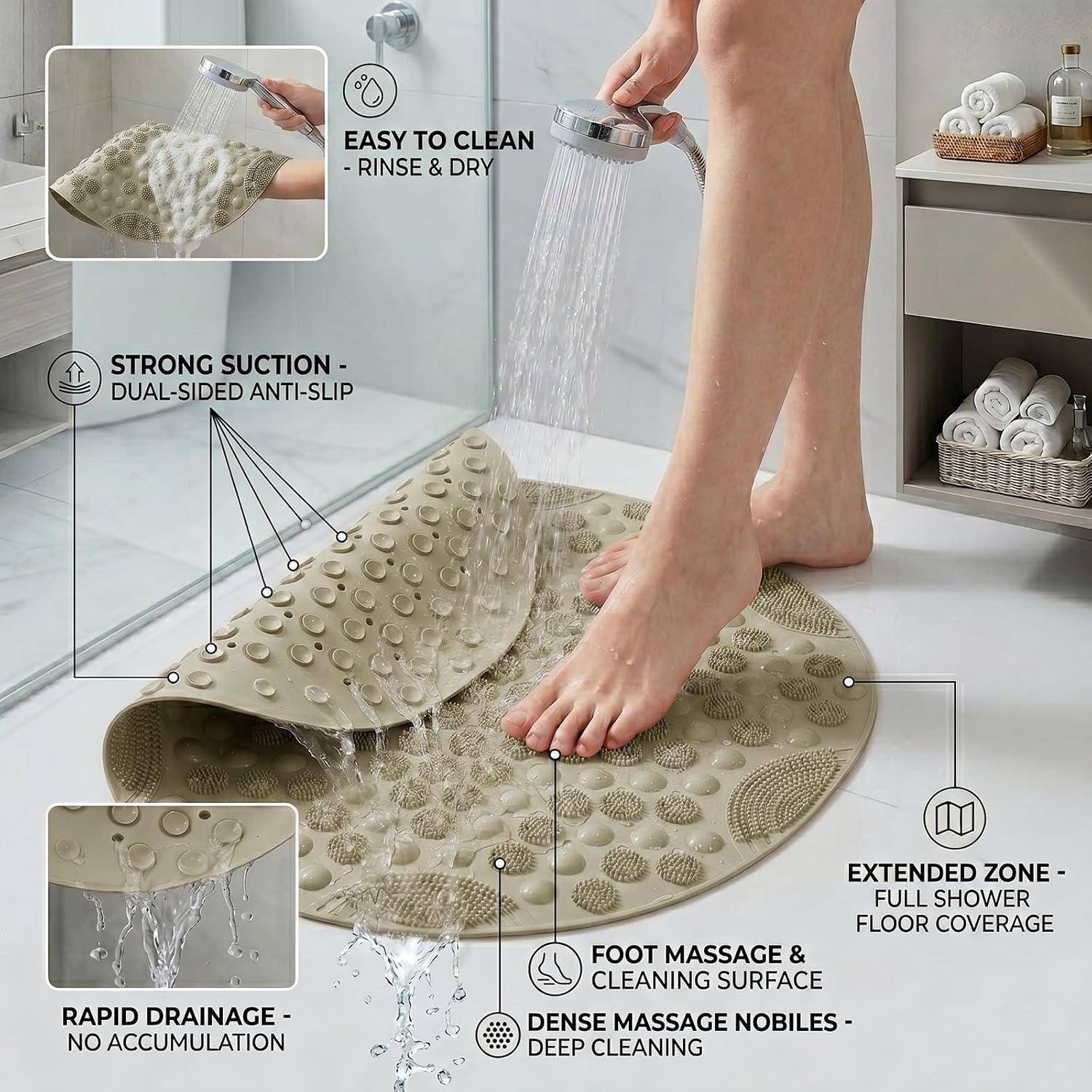 Badematte mit erhobenen Noppen und starker Saugkraft; eine Person spült sie unter Wasser, wobei einfache Reinigung, schnelle Entwässerung, Fußmassage und vollständige Bodenbeddeckung hervorgehoben werden.