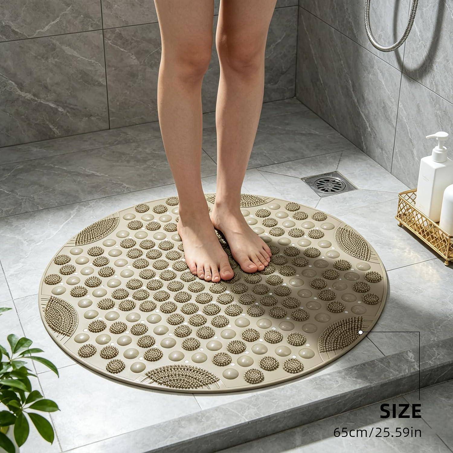 Geripperte Badematte in runder Form in einer Dusche, auf der eine Person steht; beschriftet mit 