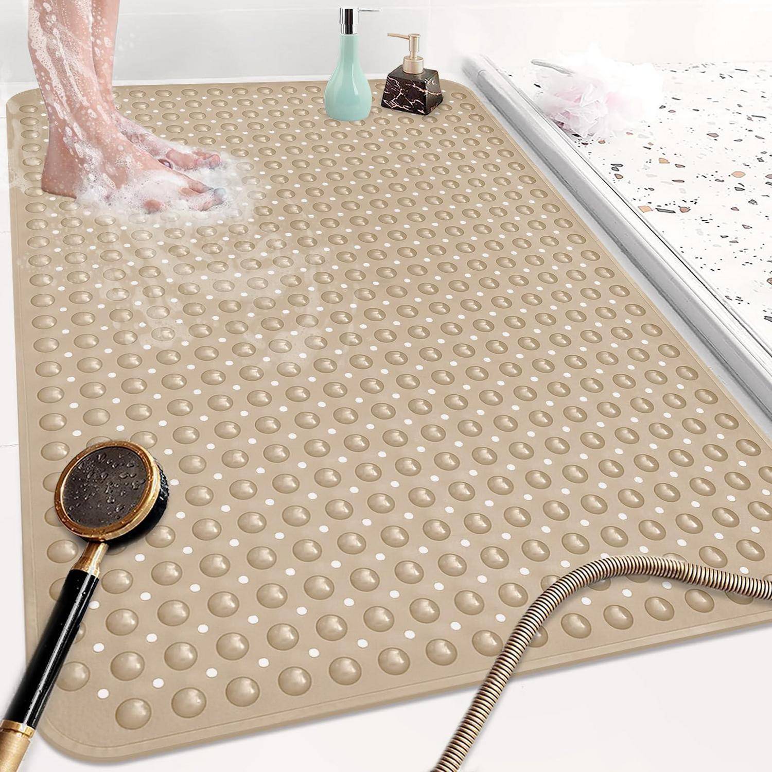 Strukturierte beige rutschfeste Badmatte mit Saugnapfeln, dargestellt in einem Duschbereich mit einer Fußwaschanlage und einer Handbrause in der Nähe.