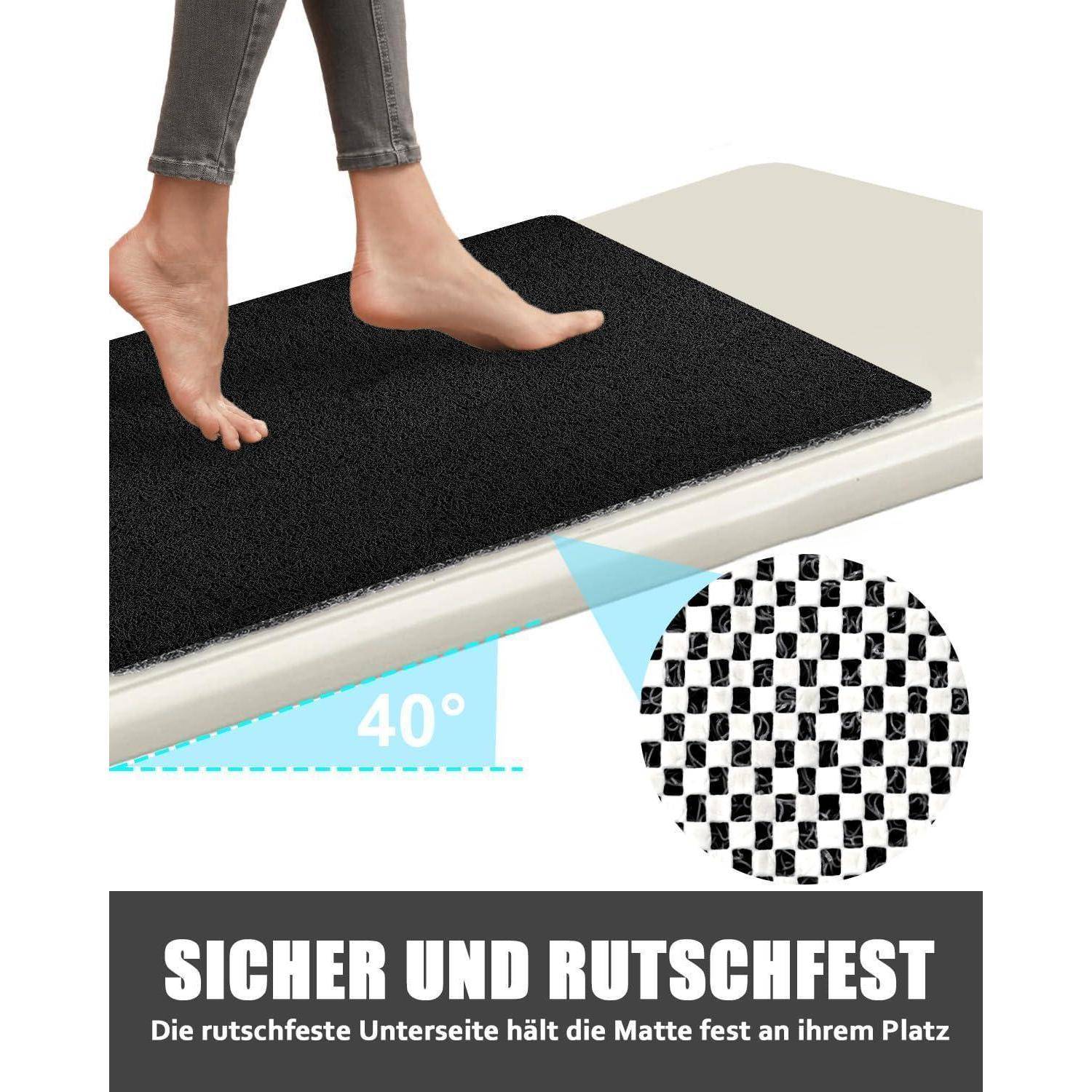 Nackte Füße treten auf eine schwarze Matte auf einer geneigten Oberfläche, wobei der Text „SICHER UND RUTSCHFEST" und „40°"" zeigt, dass die rutschfeste Rückseite sie an Ort und Stelle hält.