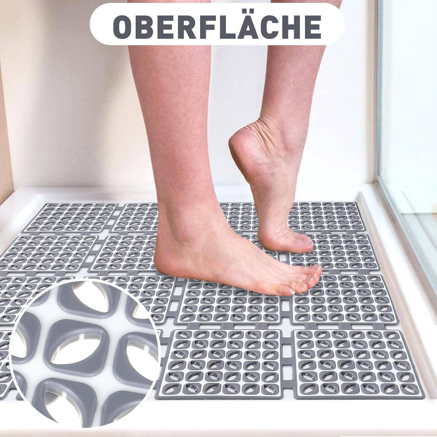 Füße stehen auf einer rutschfesten Duschmatte mit einer Nahaufnahme der strukturierten Oberfläche und dem Wort „OBERFLÄCHE