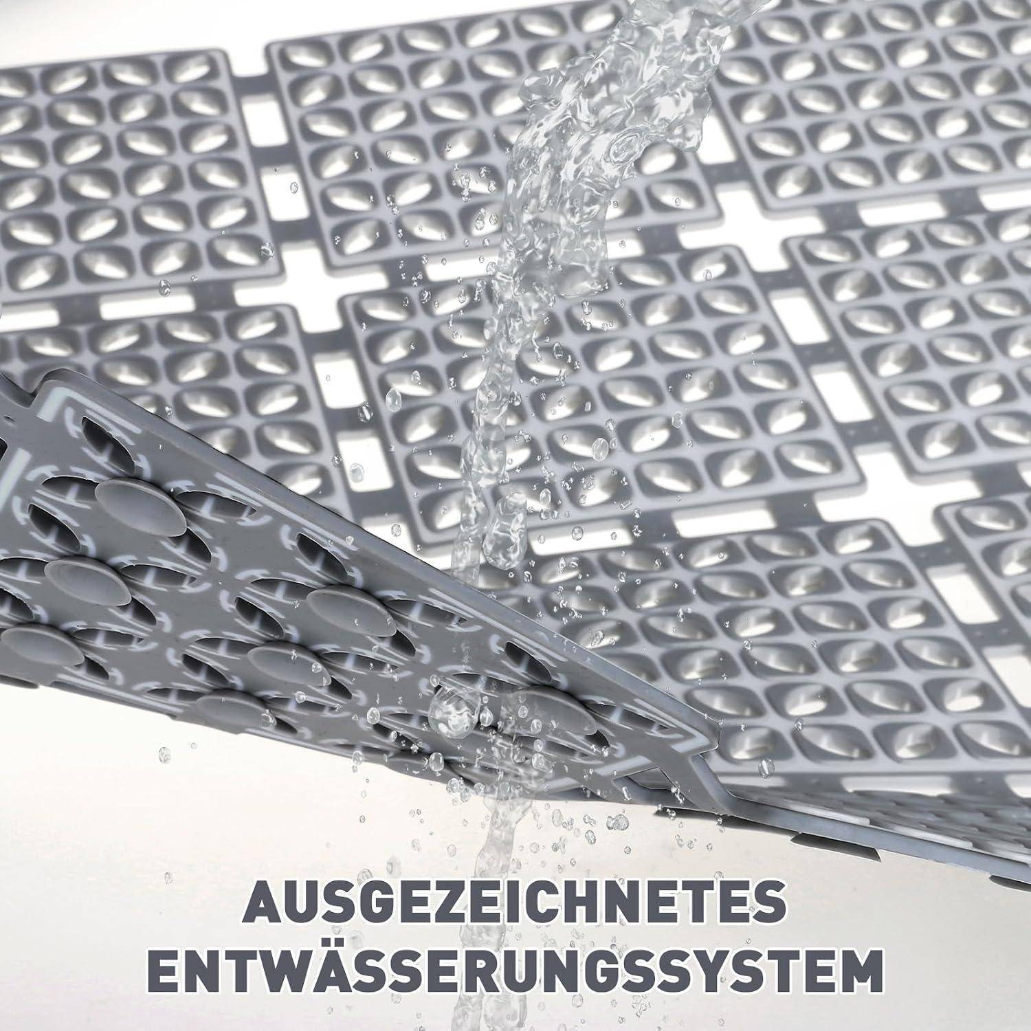 Wasser fließt durch ein perforiertes Metallgitter in ein Entwässerungssystem, mit deutschem Text, der lautet „AUSGEZEICHNETES ENTWÄSSERUNGSSYSTEM