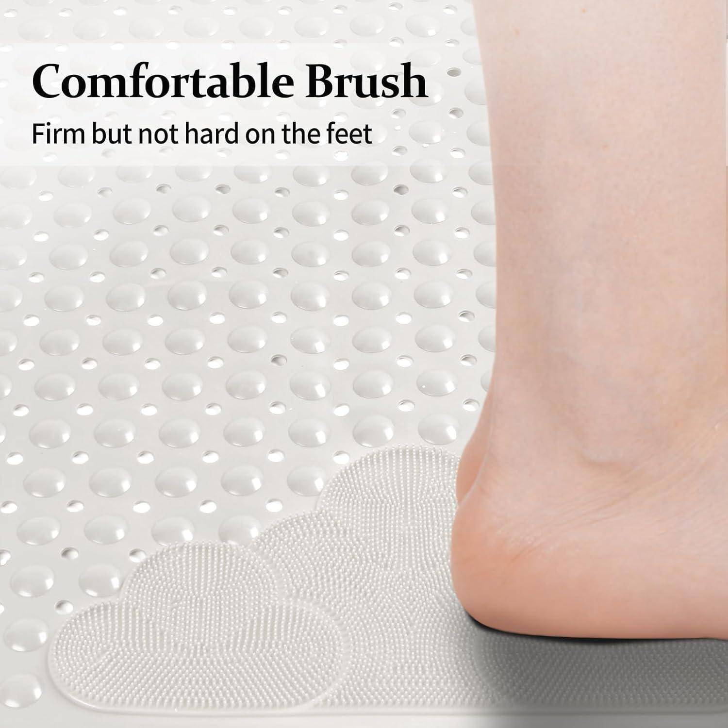 Fuß drückt auf eine strukturierte Badezehrmatte oder Fußbürste mit der Aufschrift „Comfortable Brush