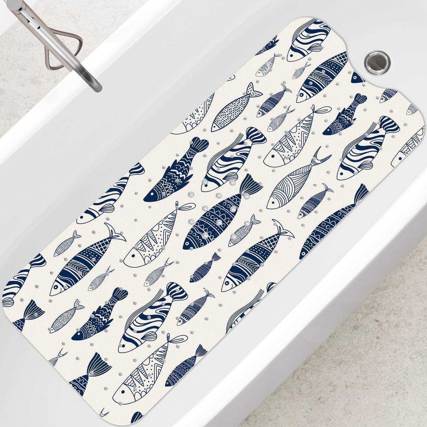 Badeteppich mit Fischsuster oder Badewannenschutzmatte in einer weißen Badewanne, dekoriert mit blau illustrierten Fischen auf hellem Hintergrund.