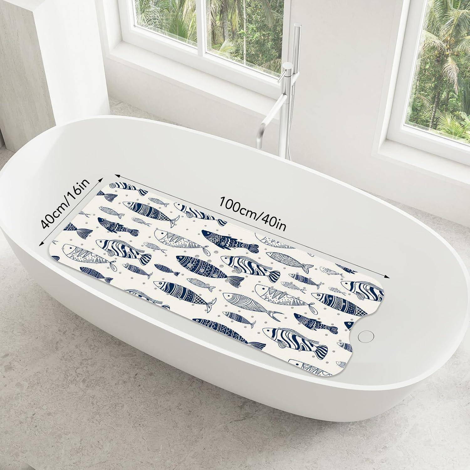 Badematte mit Fischmuster in einer weißen Badewanne, beschriftet 100cm/40in lang und 40cm/16in breit.