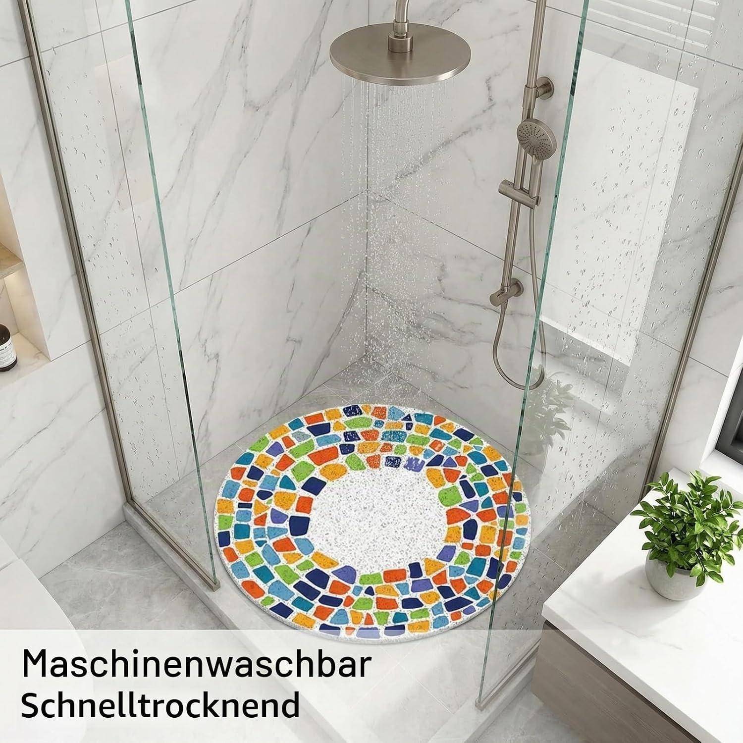 Glassdusche mit rundem farbigem Mosaikbadteppich und deutschem Text „Maschinenwaschbar Schnell trocknend