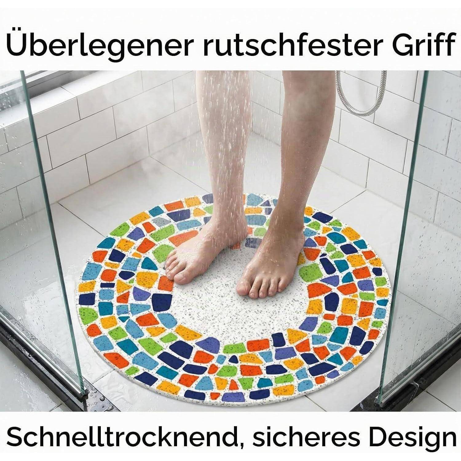 Runde Mosaik-Duschenmatte unter nassen Füßen, mit deutschem Text, der 