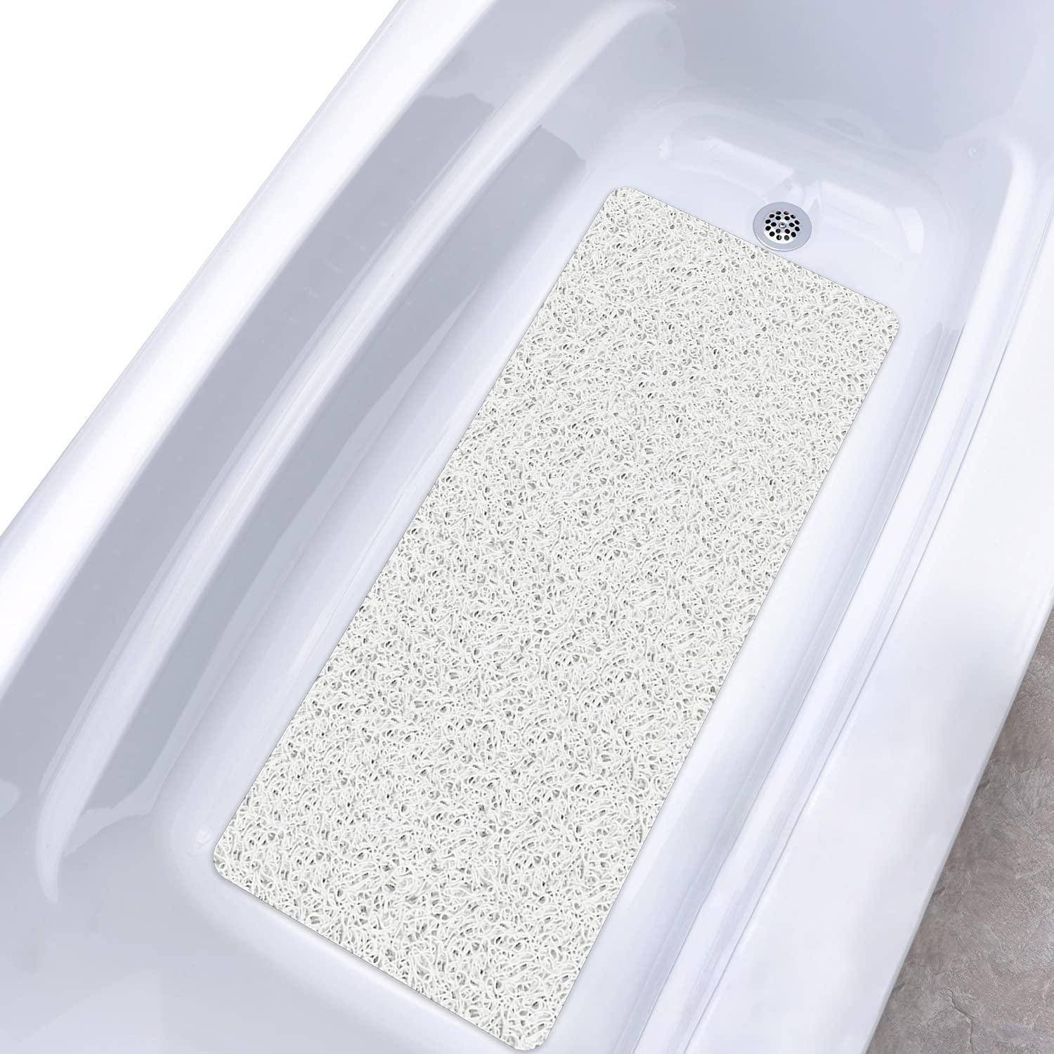 Weiße Badewanne mit einer strukturierten rechteckigen Antirutsch-Badmatte in der Mitte