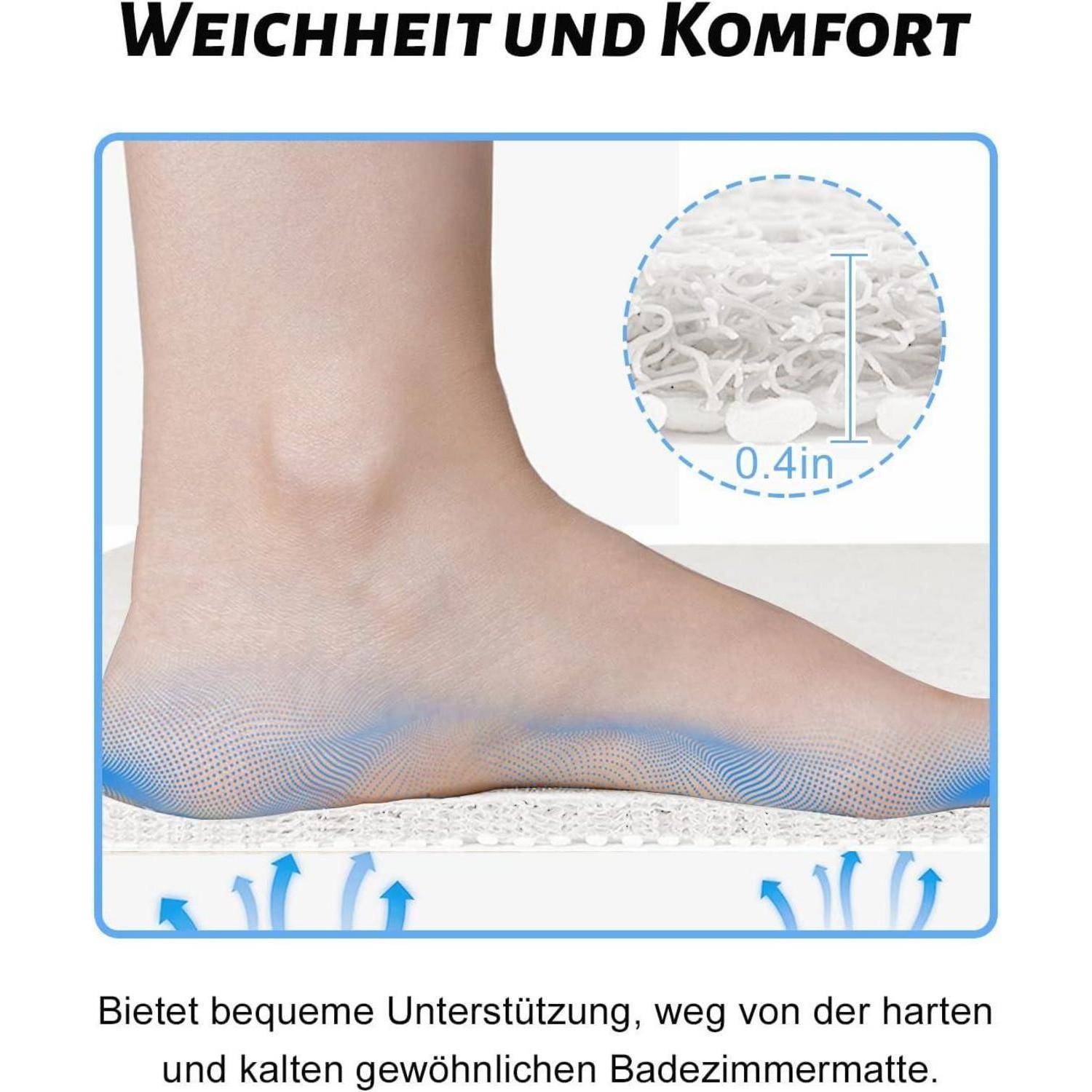 Fuß auf einer gepolsterten Badmatte mit weicher Unterstützung und 0,4 Zoll Dicke; deutscher Text besagt, dass sie bequeme Unterstützung fernab von harten, kalten Matten bietet.
