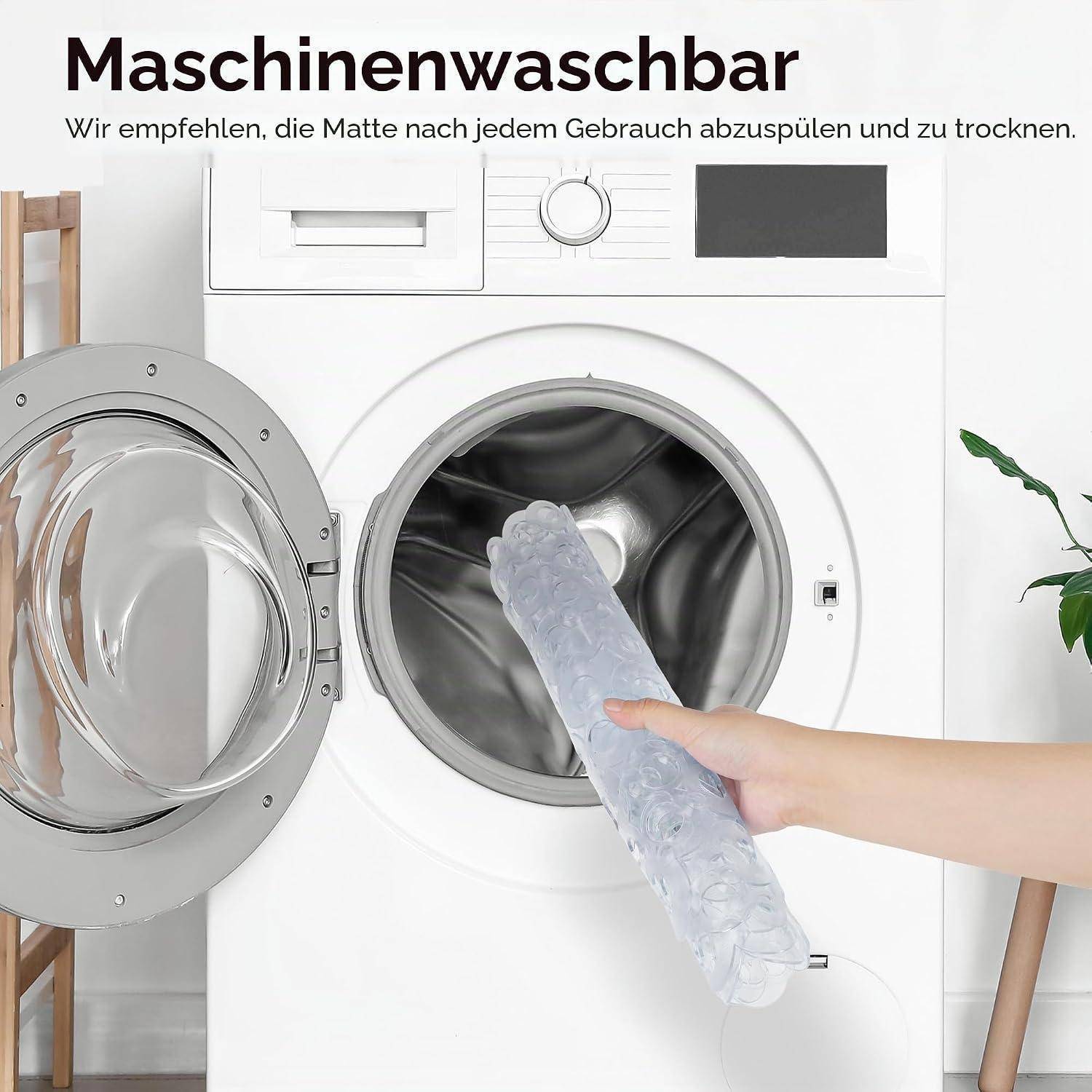 Waschmaschine mit offener Tür und Schaumstoffmatte, die herausgenommen wird, mit der Bezeichnung „Maschinenwaschbar