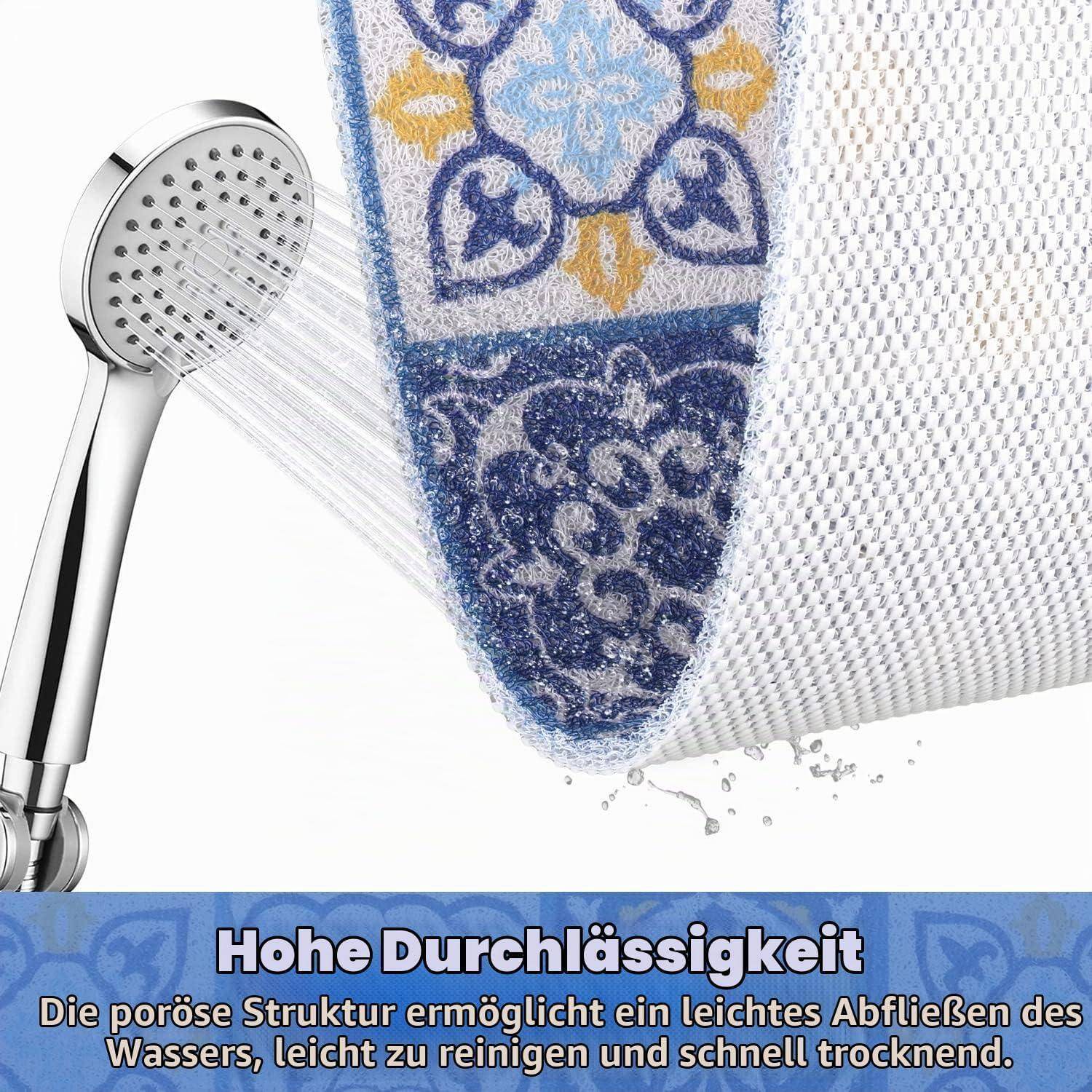 Tragbrause spült eine gemusterte Badematte; Text sagt „Hohe Durchlässigkeit" und die poröse Struktur entwässert Wasser, lässt sich leicht reinigen und trocknet schnell.