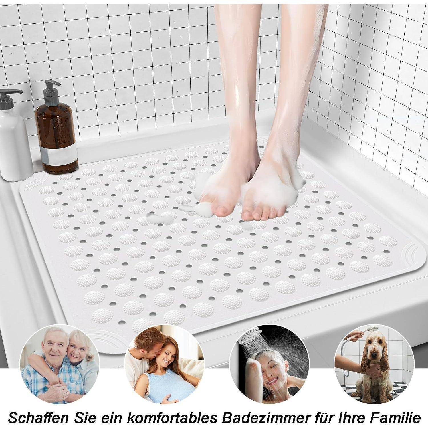 Nackte Füße stehen auf einer weißen strukturierten Badematte in einem gefliesten Badezimmer, mit vier kleinen kreisförmigen Fotos, die Familie, Paar, Duschen und einen Hund zeigen.
