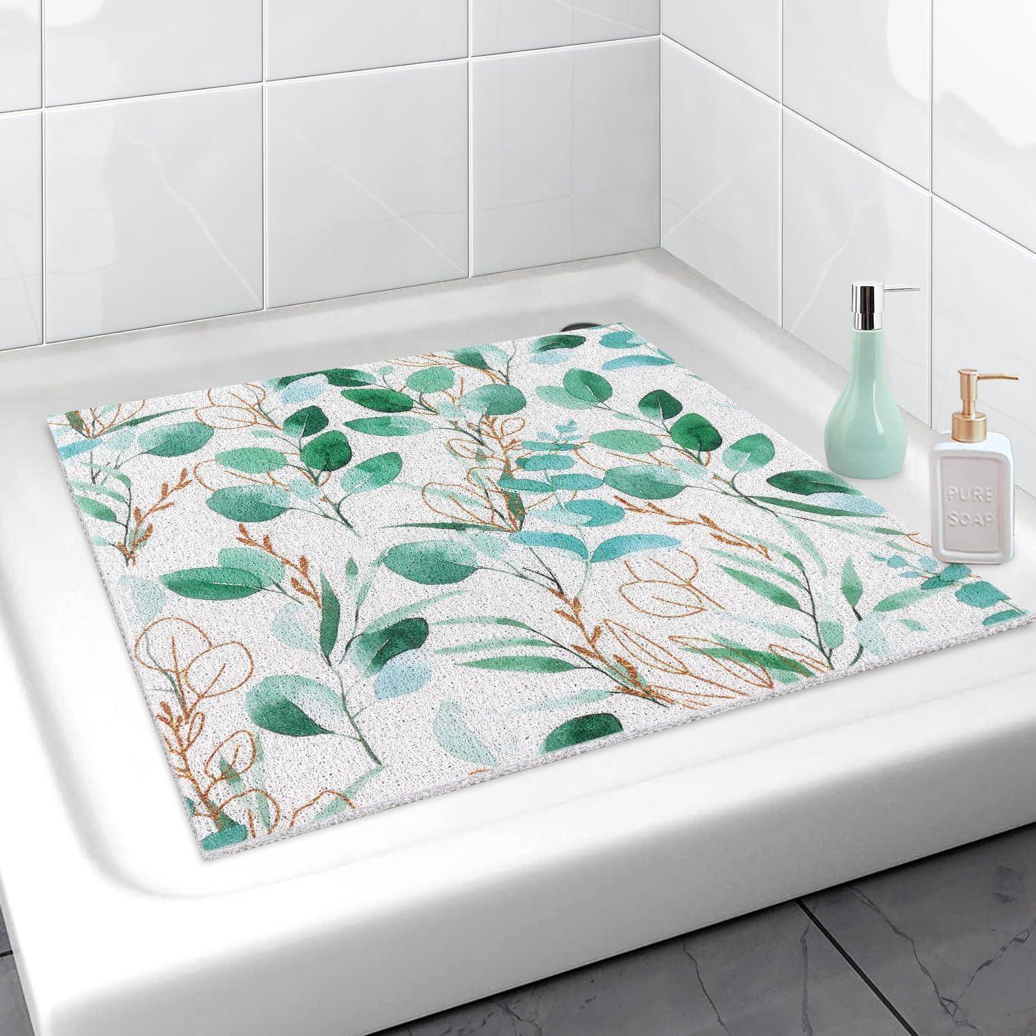 Badtuch mit Blattmuster in einer weißen Badewanne oder Dusche, gezeigt mit Seifenspender und Sprühflasche auf dem Rand.