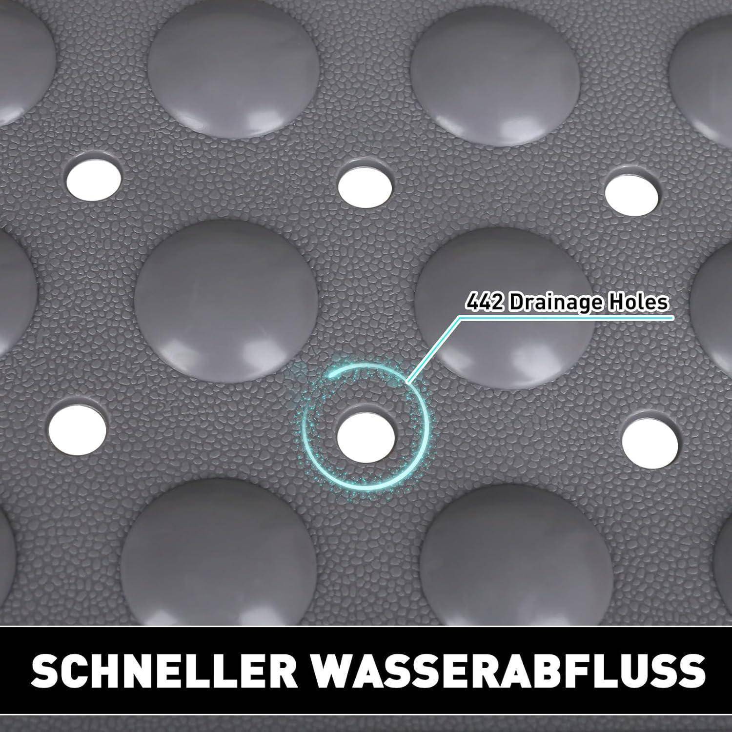 Nahaufnahme einer perforierten Matte mit der Bezeichnung "442 Drainagelöcher"", die schnellere Wasserdrainage bewirbt, mit dem Text ""SCHNELLER WASSERABFLUSS"".