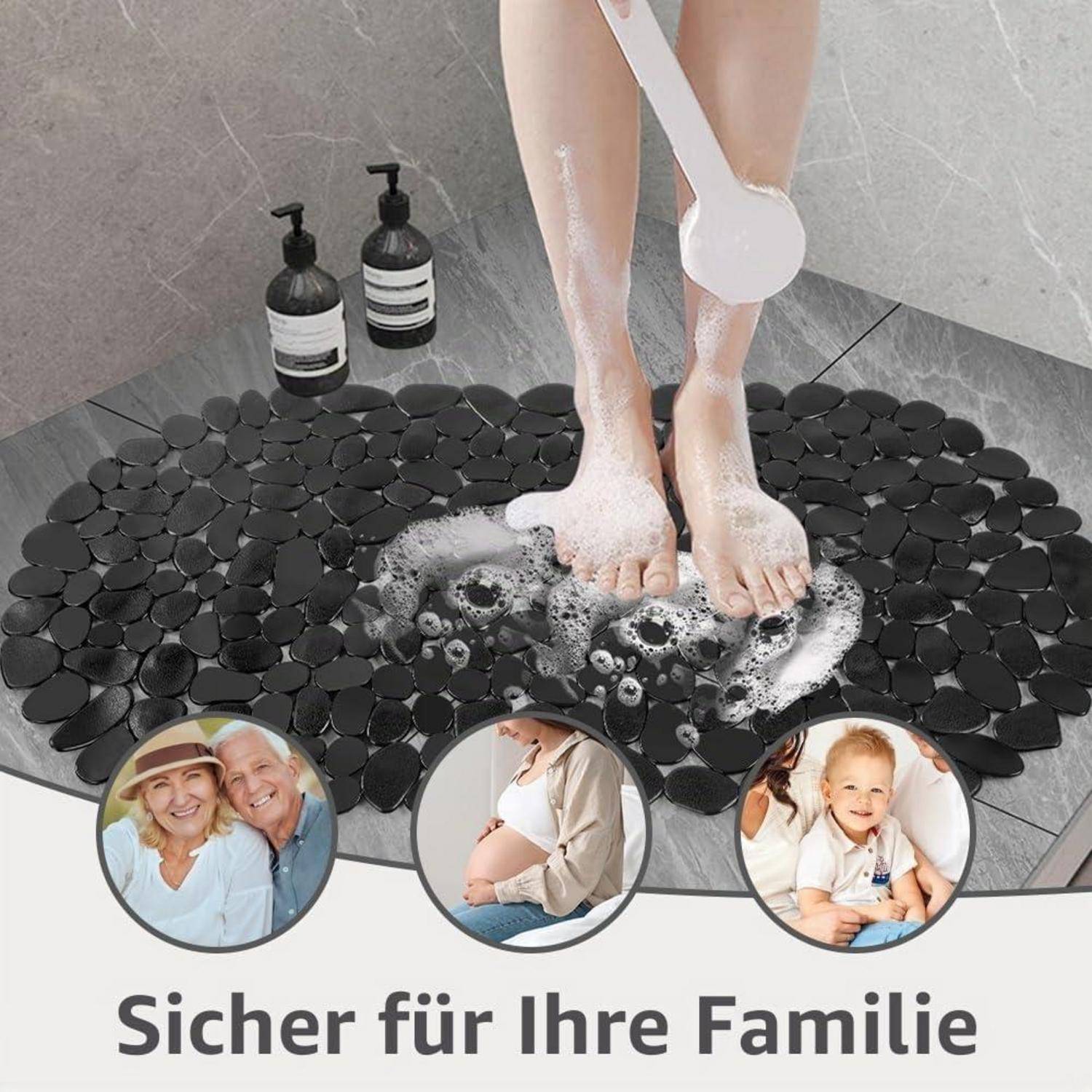 Person spült seifige Füße auf einer schwarzen Kieselstein-Badmatte mit Pumpflaschen ab; deutscher Text sagt „Sicher für Ihre Familie" (Sicher für Ihre Familie).