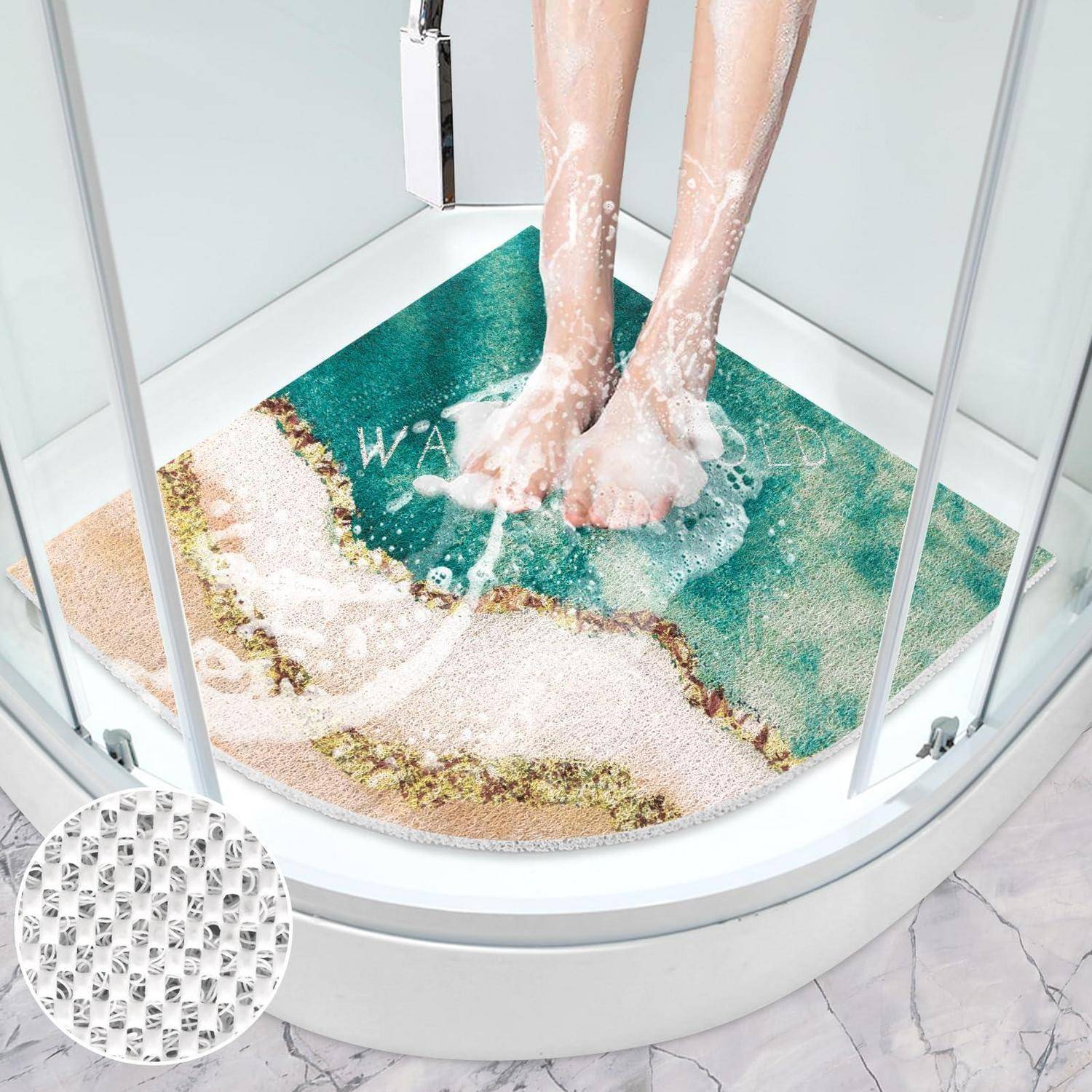 Füße stehen auf einer strukturierten Duscheinlage in einer Glassdusche, wobei Wasser über ein Strandszenen-Design spült und die rutschsichere Saugnapfbefestigung in einer Vergrößerung gezeigt wird.