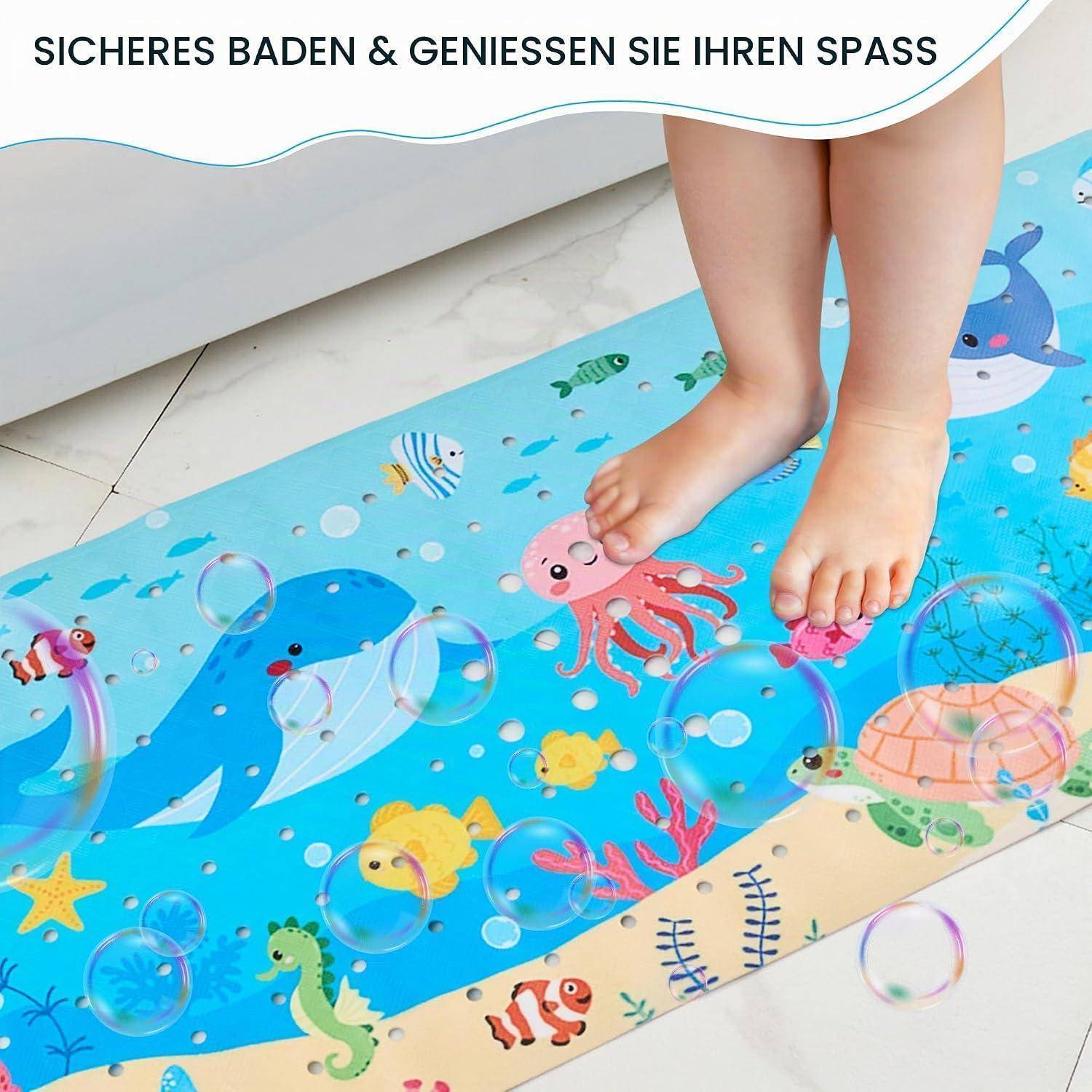 Kinderfüße auf einer bunten Badematte mit Meerestieren und Blasen; Text sagt „SICHERES BADEN & GENIESSEN SIE IHREN SPASS"