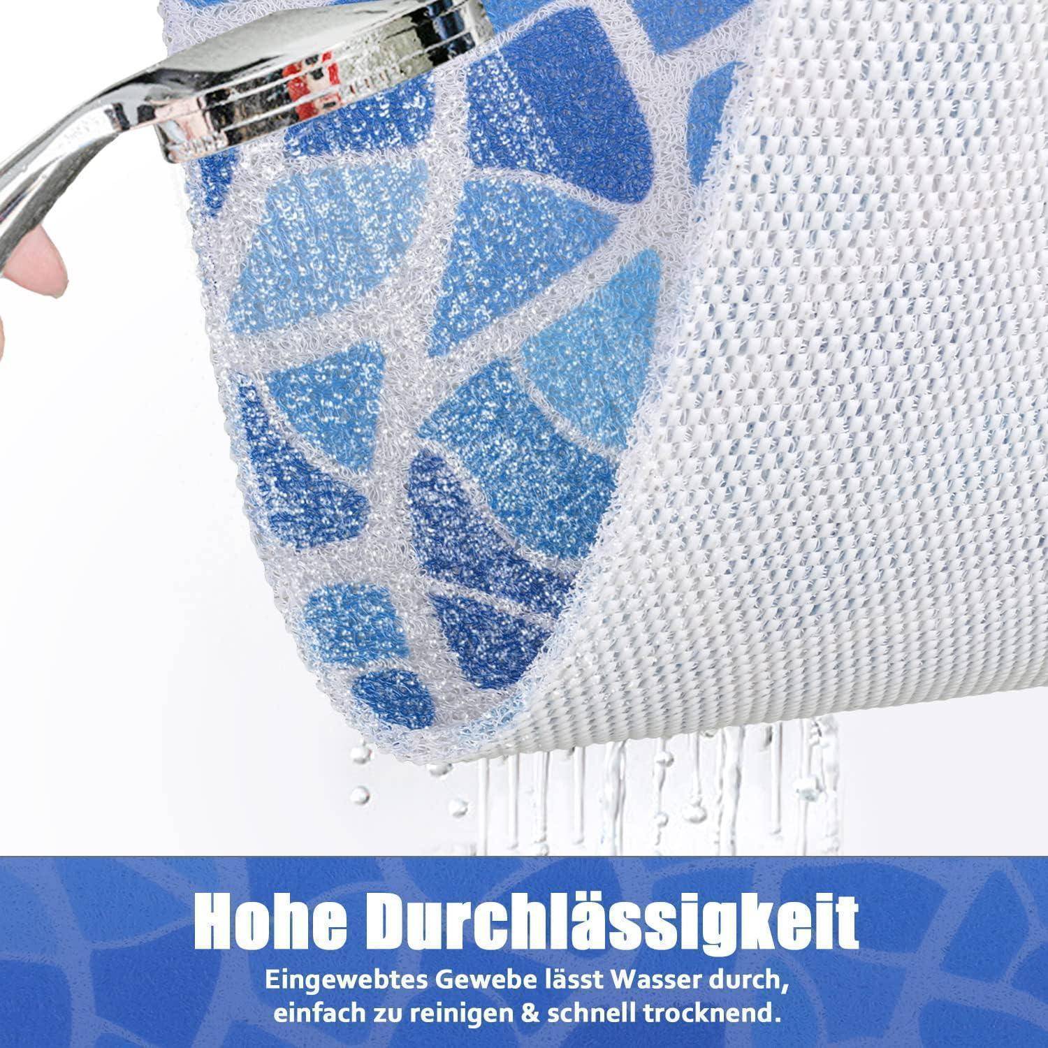 Nahaufnahme eines weißen Maschengewebes, das mit Wasser besprüht wird; der deutsche Text sagt „Hohe Durchlässigkeit