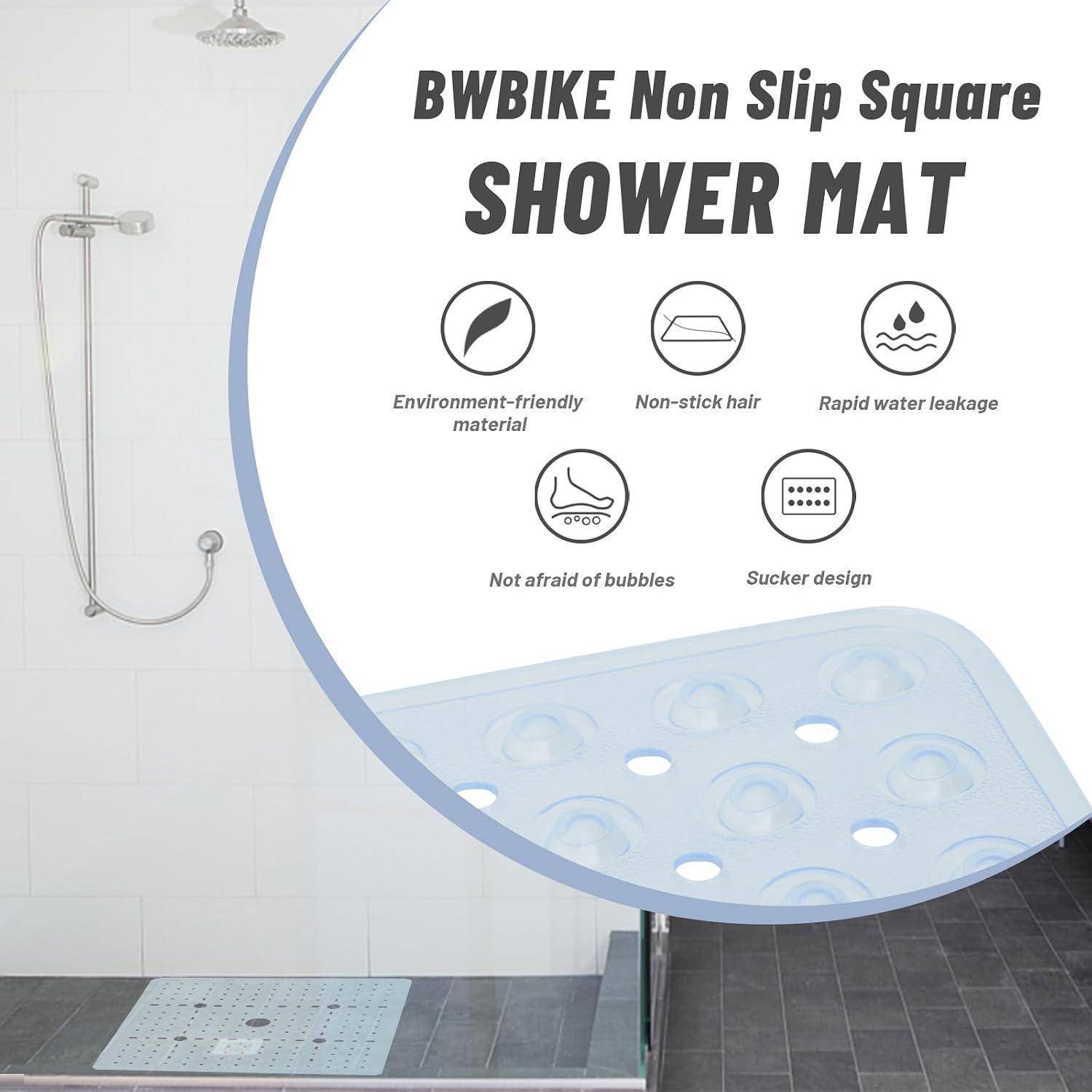 Werbebild für BWBike rutschfeste quadratische Duschenmatte, die eine hellblaue Matte in einer Dusche zeigt und Symbole für umweltfreundliches Material, schnelle Entwässerung, Blasenbeständigkeit und Saugnapfdesign.