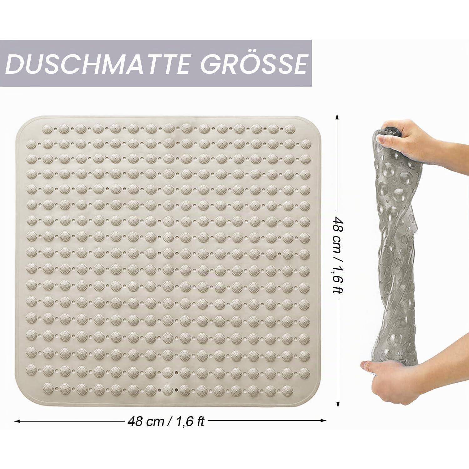 Quadratische graue Duschmatte mit erhöhten Punkten, gezeigt als 48 cm x 48 cm und gespannt gehalten, um die Größe und Flexibilität zu demonstrieren.