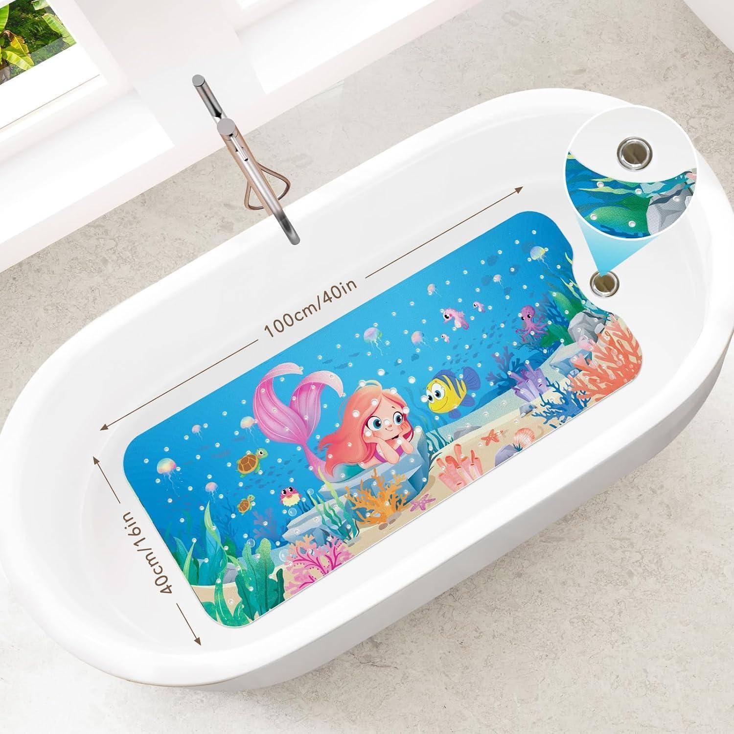 Weiße Badewanne mit farbenfroher Meerjungfrau- und Meeresleben-Matte darin, zeigt Abmessungen von 100 cm mal 40 cm und eine Ablauföffnung an einem Ende.
