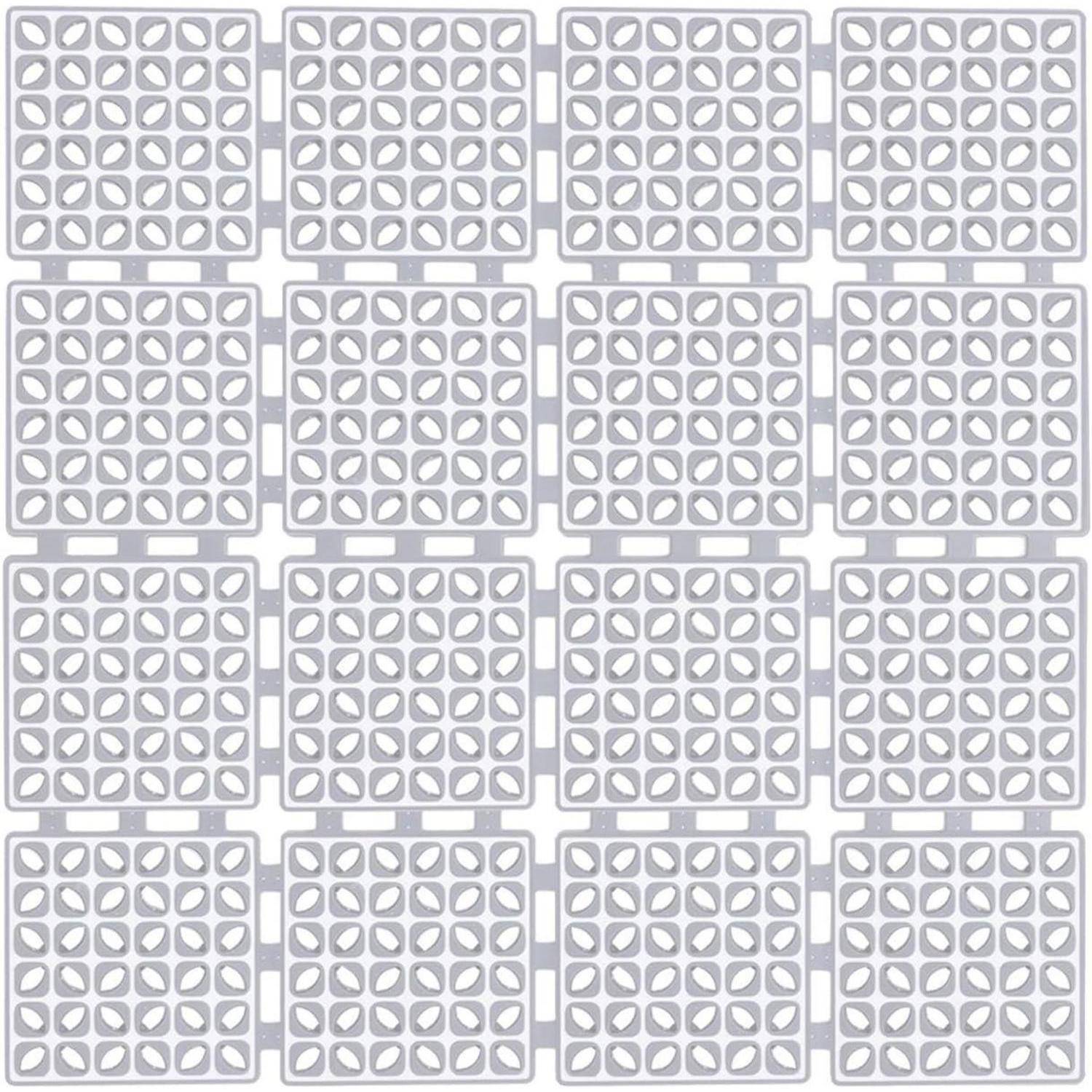 Ein sich wiederholendes Gitter von hellgrauen quadratischen Fliesen mit abgerundeten Eckenausschnitten, das ein geometrisches Dekorationsmuster bildet.