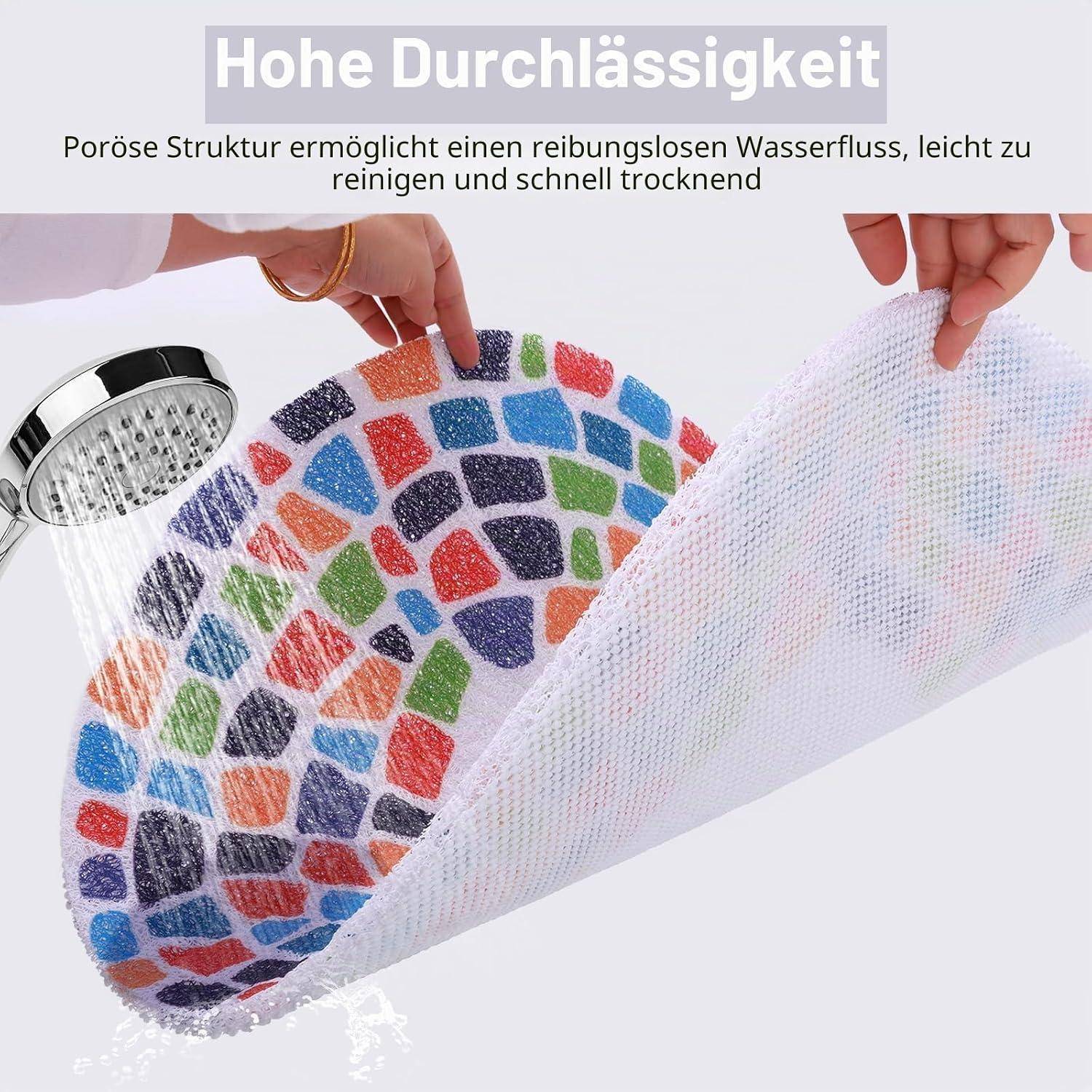 Hände halten eine strukturierte Matte, die Wasser durchfließen lässt; deutscher Text sagt „Hohe Durchlässigkeit